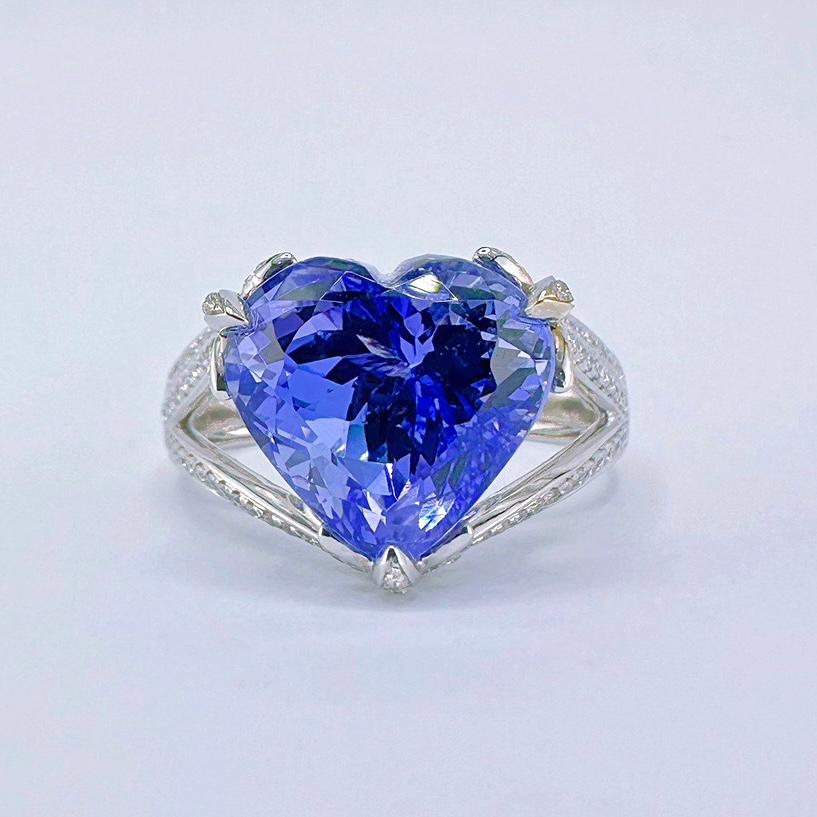 Anello in oro bianco 18 carati con tanzanite certificata GRC 7,11 CT e diamanti

1 tanzanite - 7,11 CT
Forma - A forma di cuore
Taglio - Brillante
Colore - Viola bluastro

Certificazione GRC in allegato

Diamanti - 0,357 CT
Oro 18K - 4,80 GM
