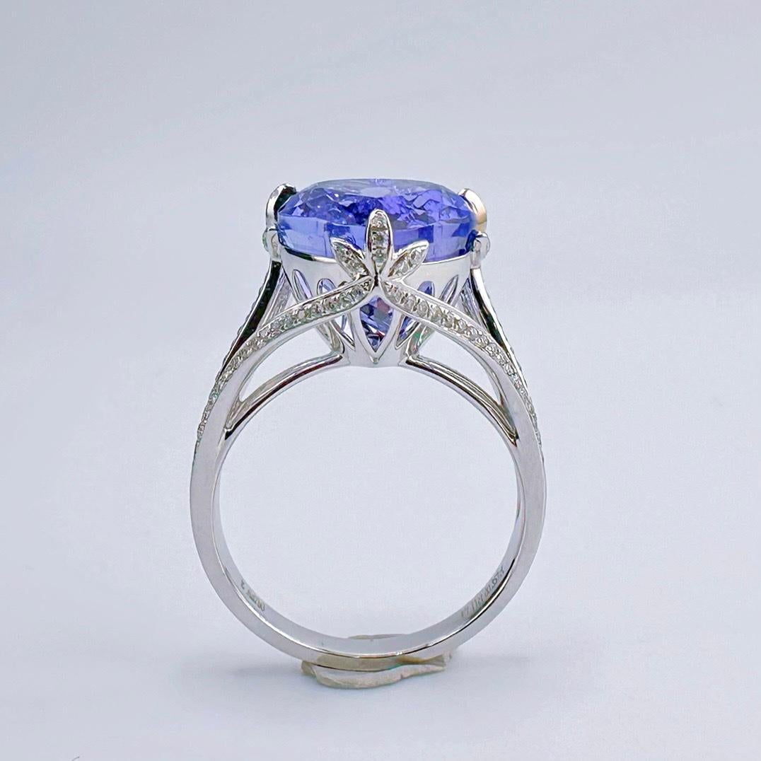Moderno Anello in oro bianco 18 carati con tanzanite certificata GRC 7,11 CT e diamanti in vendita