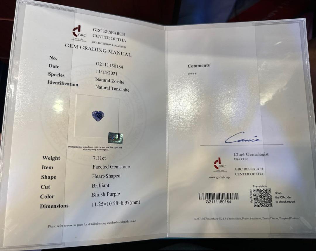 Anello in oro bianco 18 carati con tanzanite certificata GRC 7,11 CT e diamanti in vendita 1
