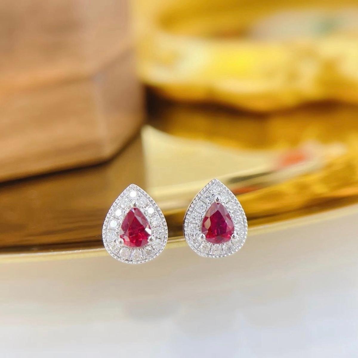 Boucles d'oreilles en or blanc 18K avec diamants et rubis poire certifié GRC

2 Rubis - 0,60 CT
Certification GRC disponible
Diamants - 0,18 CT
Poids total - 1,95 GM
