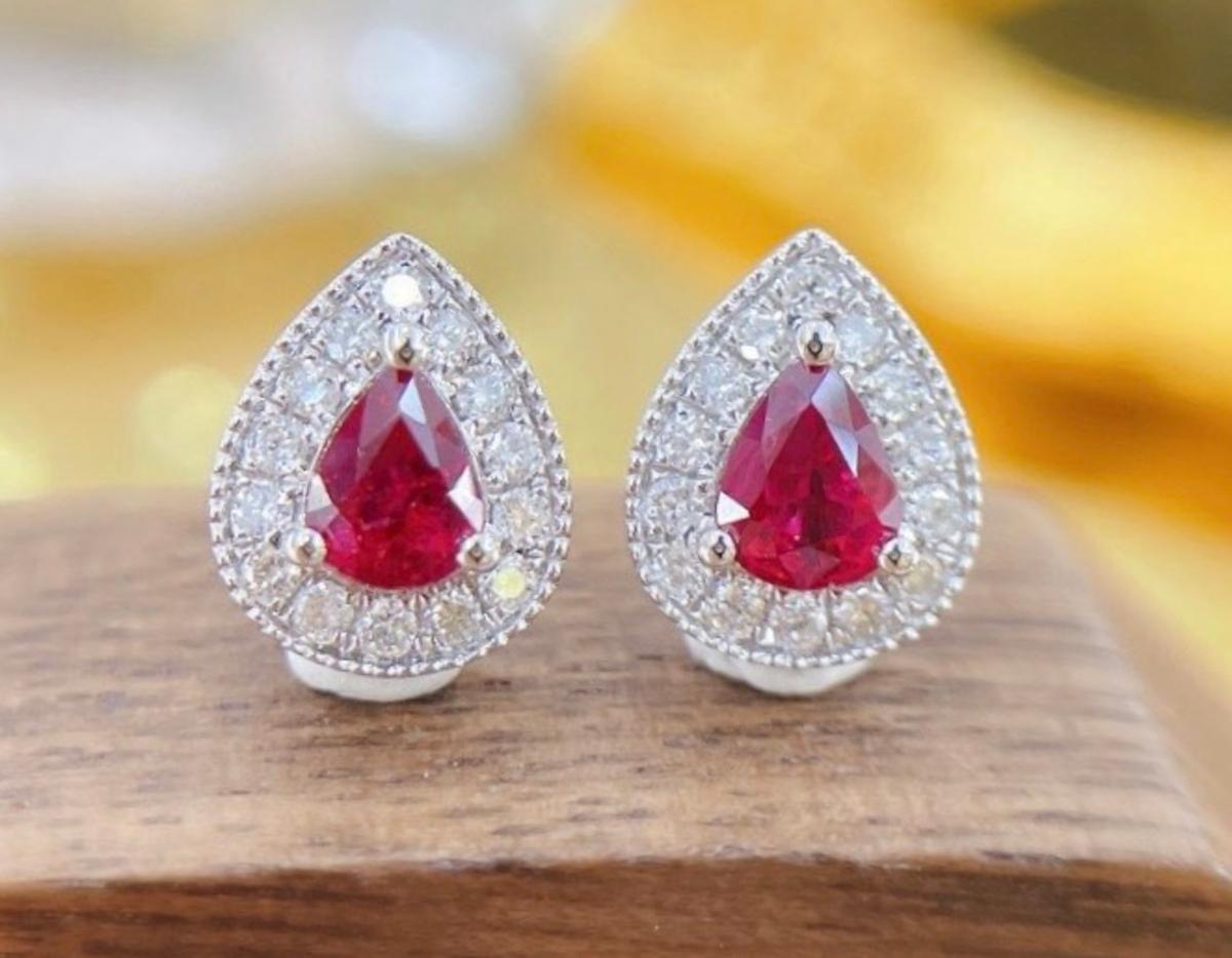 Moderne Clous d'oreilles en or blanc 18 carats avec rubis taille poire certifié GRC en vente