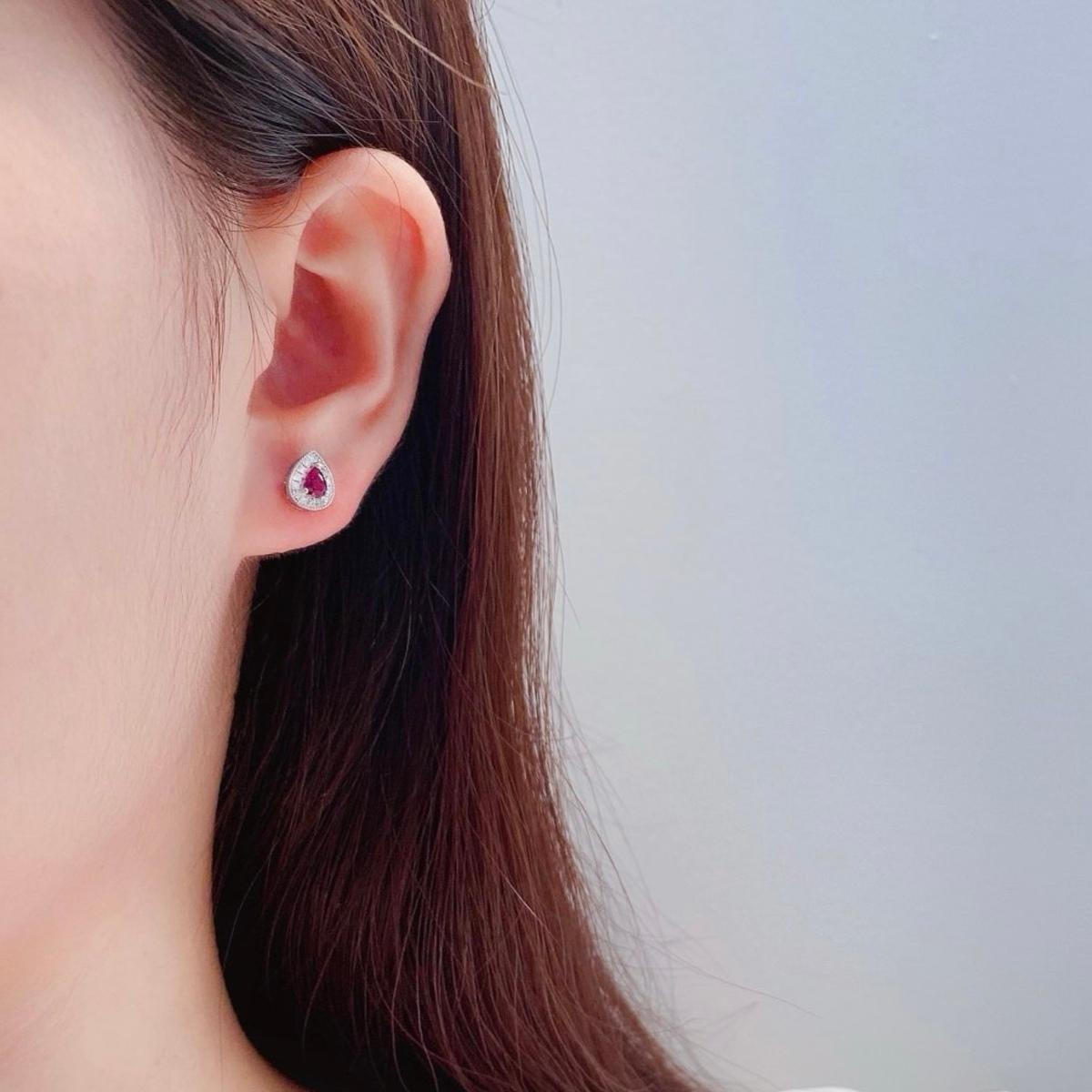 Clous d'oreilles en or blanc 18 carats avec rubis taille poire certifié GRC Unisexe en vente