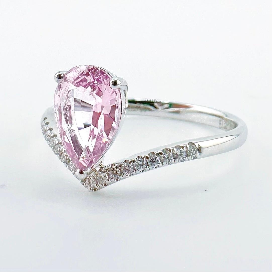 GRC Certified Pink Sapphire 18K White Gold Ring with Diamonds In New Condition For Sale In Kowloon, HK
