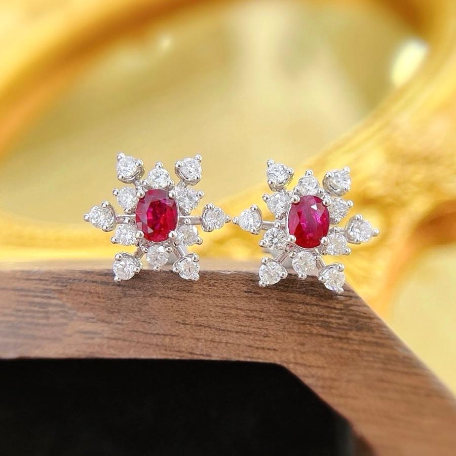 Orecchini a fiocco di neve con diamanti in oro bianco 18 carati con rubino certificato GRC In condizioni Nuovo in vendita a Kowloon, HK