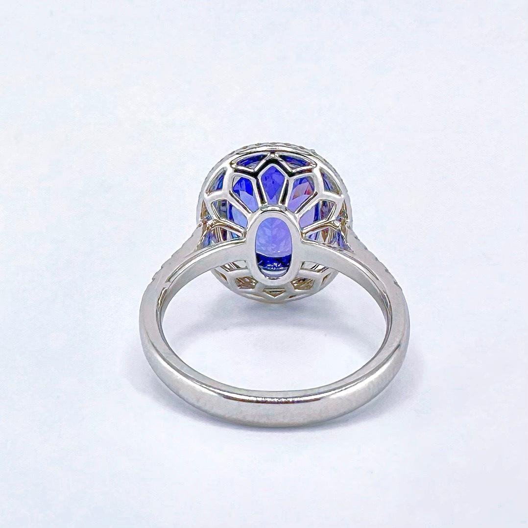 Modern GRC Certified Vivid Blue 5.11 CT Tanzanite 18K Gold Ring with Diamonds For Sale