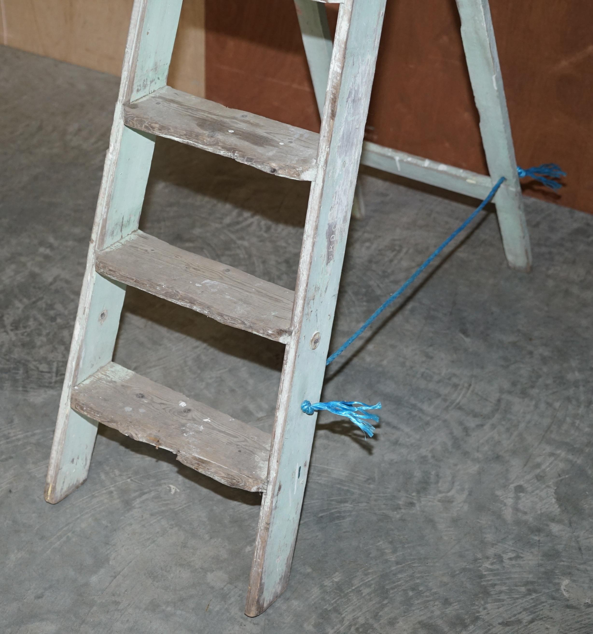 Anglais Pichet pin estampillé Grdc vers 1920's Original Aqua Green Paint Decorators Ladder en vente