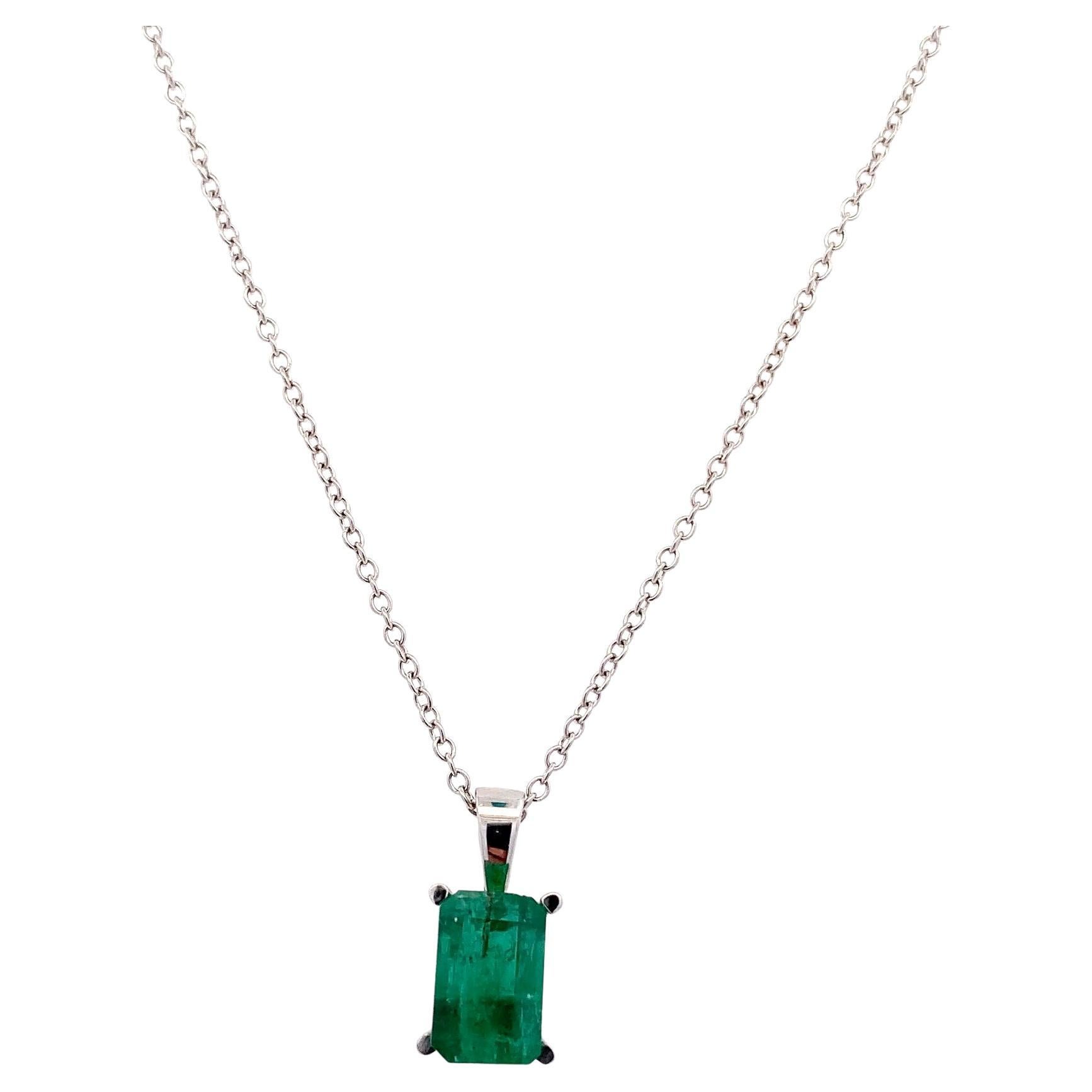 Collana con smeraldo verde in oro bianco 18 carati in vendita