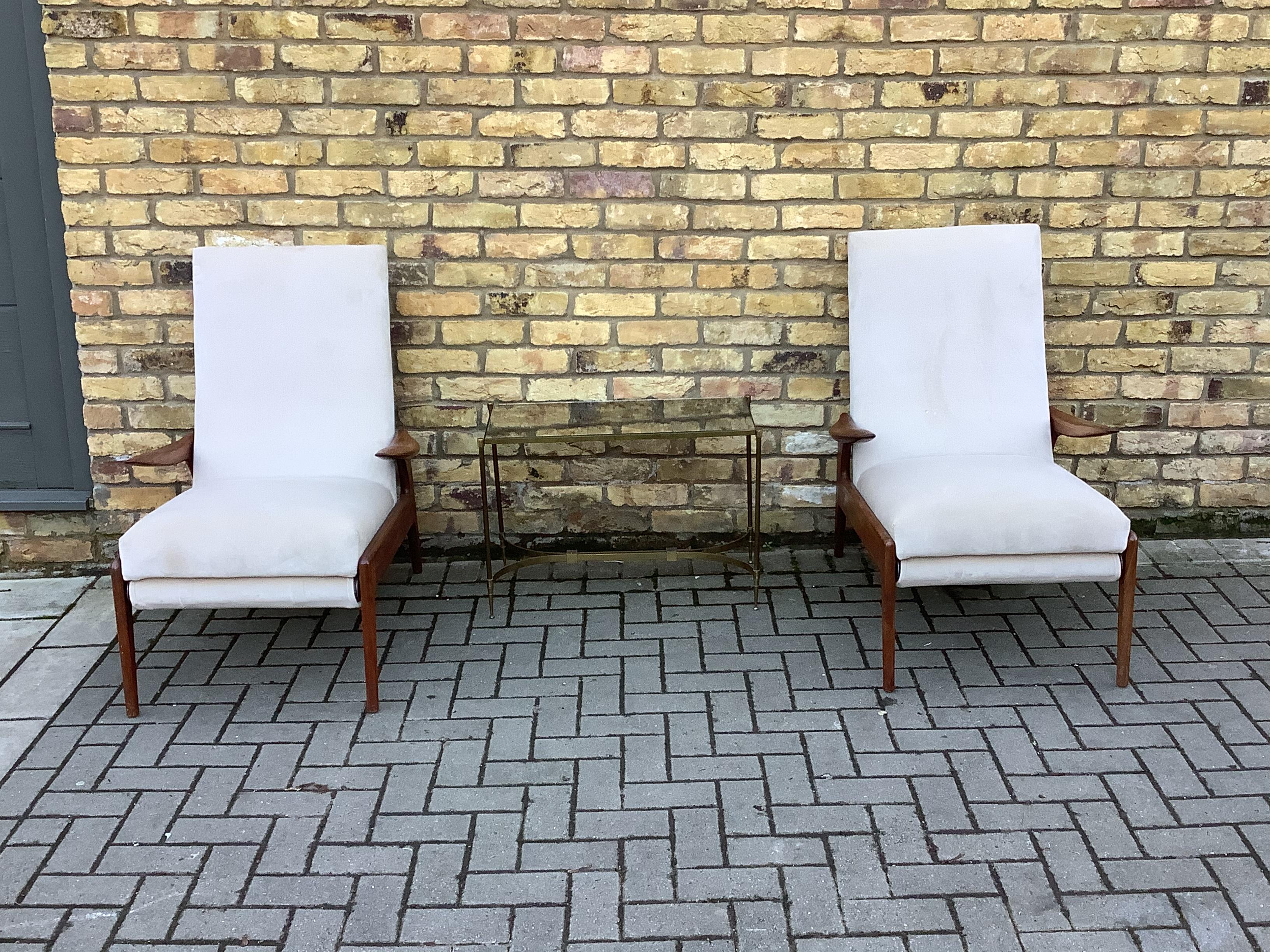 Sculptured. Pair of rare reclining armchairs revupholstered in a soft velvet fabric
Super comfortable,
circa 1950s.