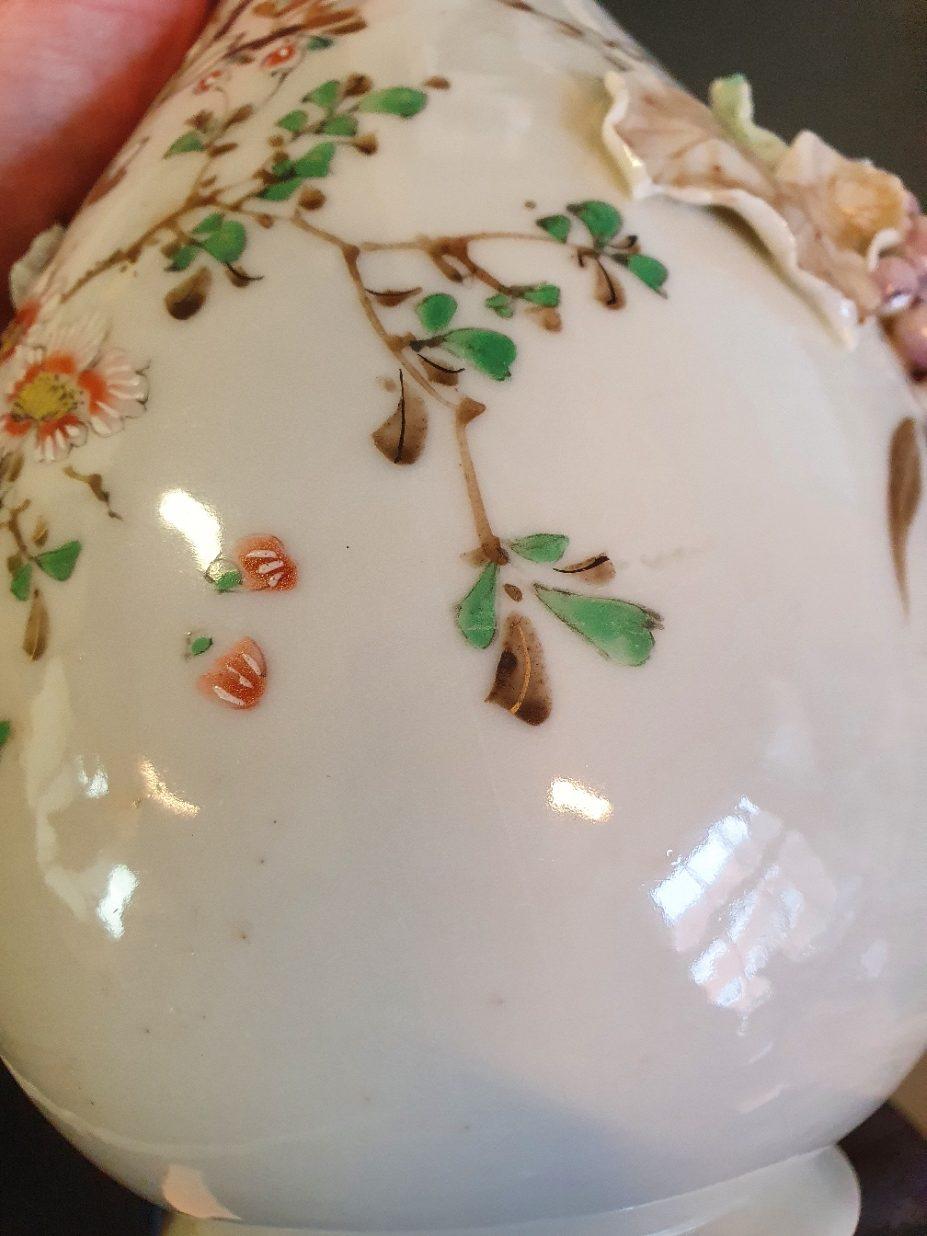 Great 19C Japanese Porcelain Vase Relief Grapes Leaves Flowers and Bird For Sale 9