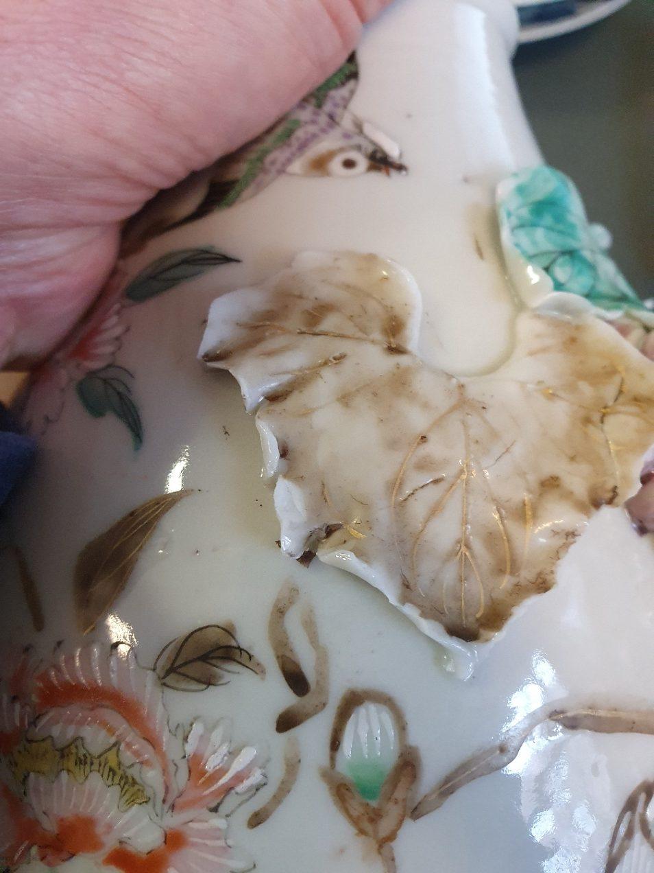 Great 19C Japanese Porcelain Vase Relief Grapes Leaves Flowers and Bird For Sale 10