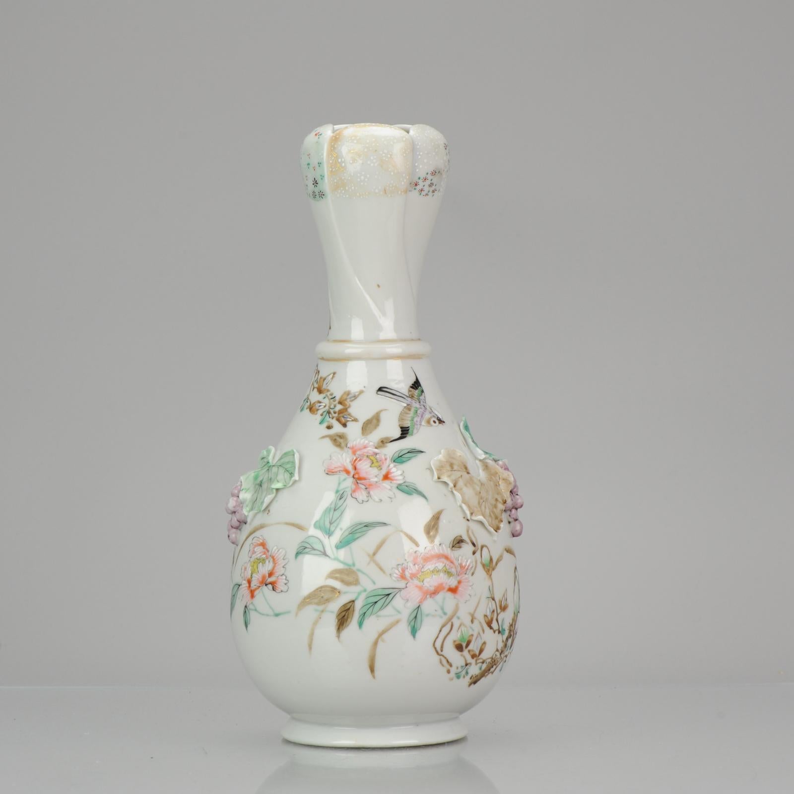 Great 19C Japanese Porcelain Vase Relief Grapes Leaves Flowers and Bird In Good Condition For Sale In Amsterdam, Noord Holland