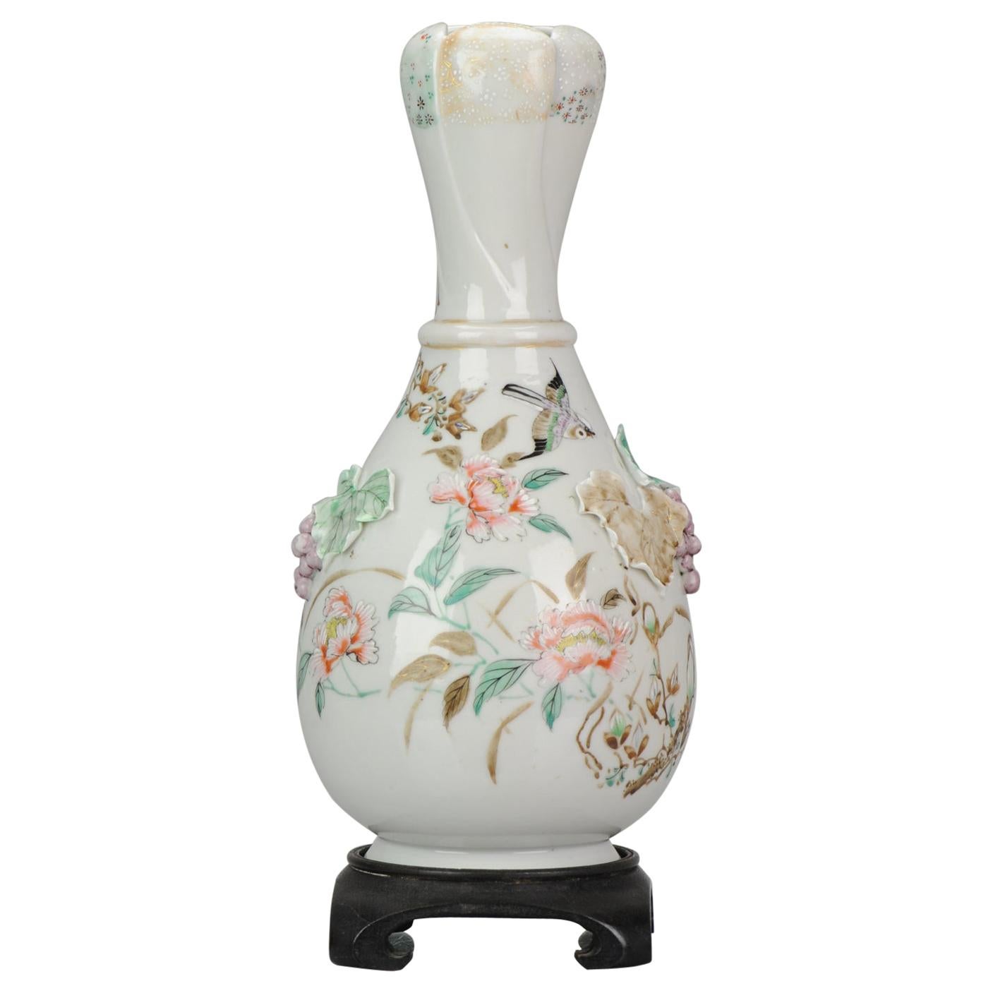 Superbe vase en porcelaine japonaise du 19ème siècle en relief, avec raisins, feuilles, fleurs et oiseaux