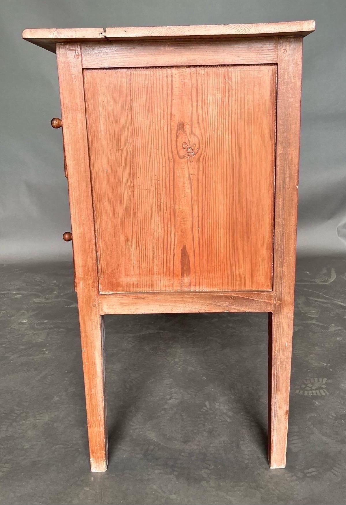 Great 19th Century North Carolina yellow pine huntboard in original red paint For Sale 1