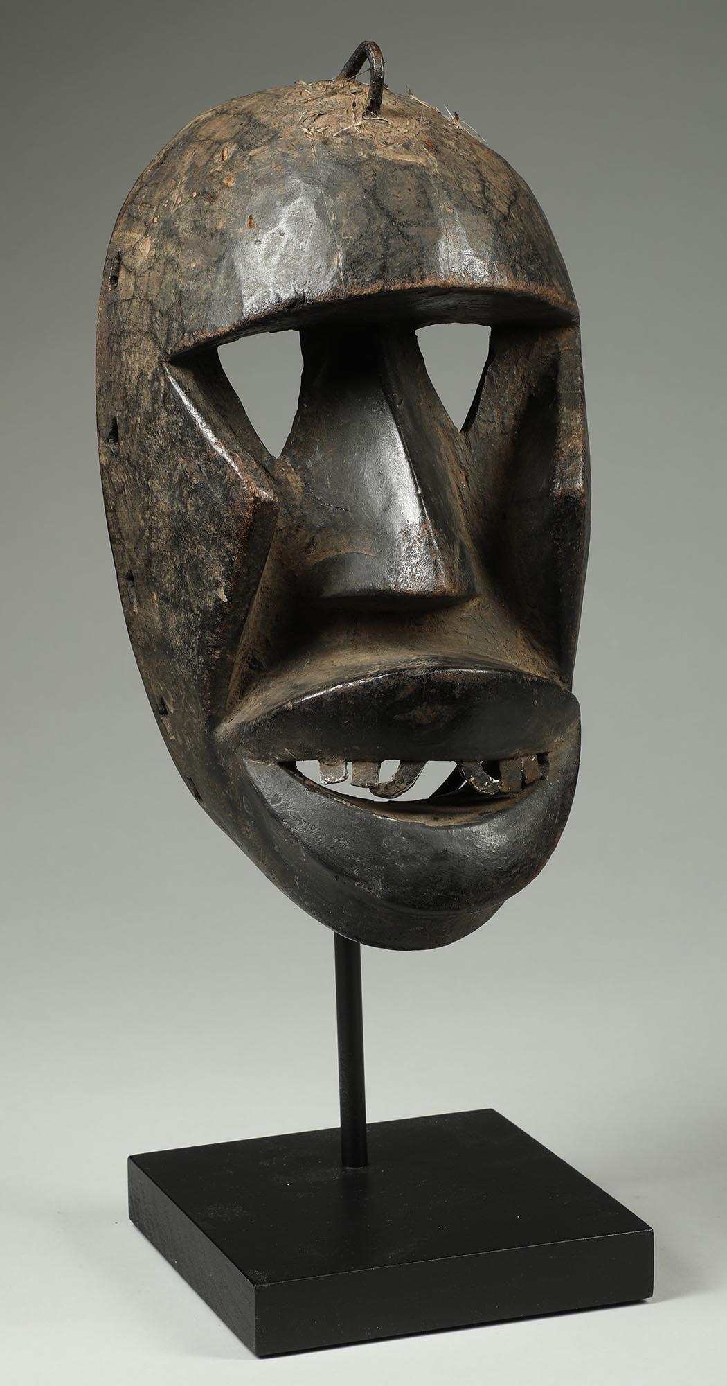 Grand masque cubiste angulaire Dan Kran avec une bouche ouverte expressive avec des dents en métal, des yeux triangulaires et des joues angulaires saillantes.  De la Côte d'Ivoire, Afrique de l'Ouest

Le masque mesure 9 3/4 pouces de haut, 14 1/2