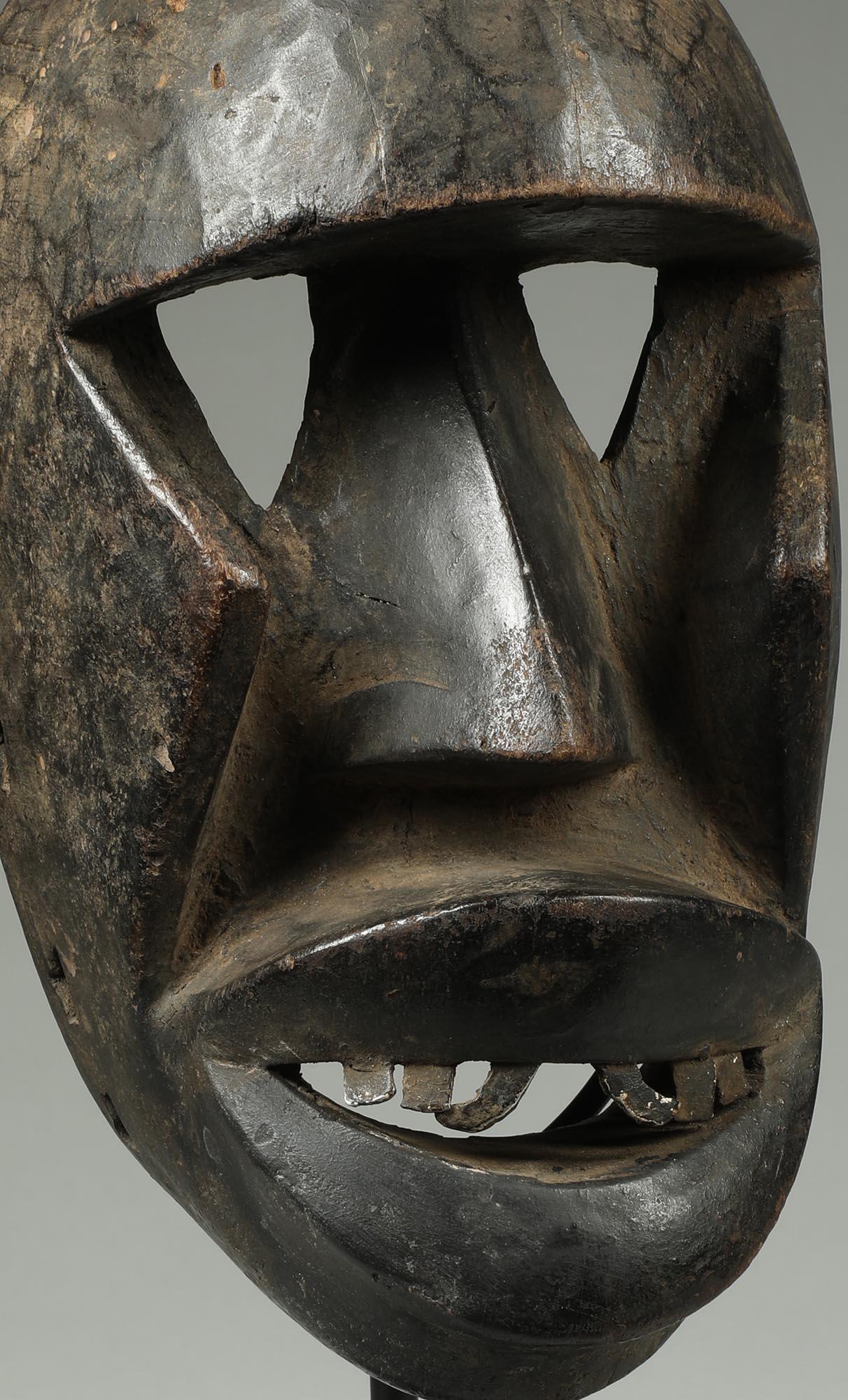 Tribal Masque cubiste Dan Kran ouvert dans la bouche, yeux triangulaires, Afrique de la côte ivoire en vente