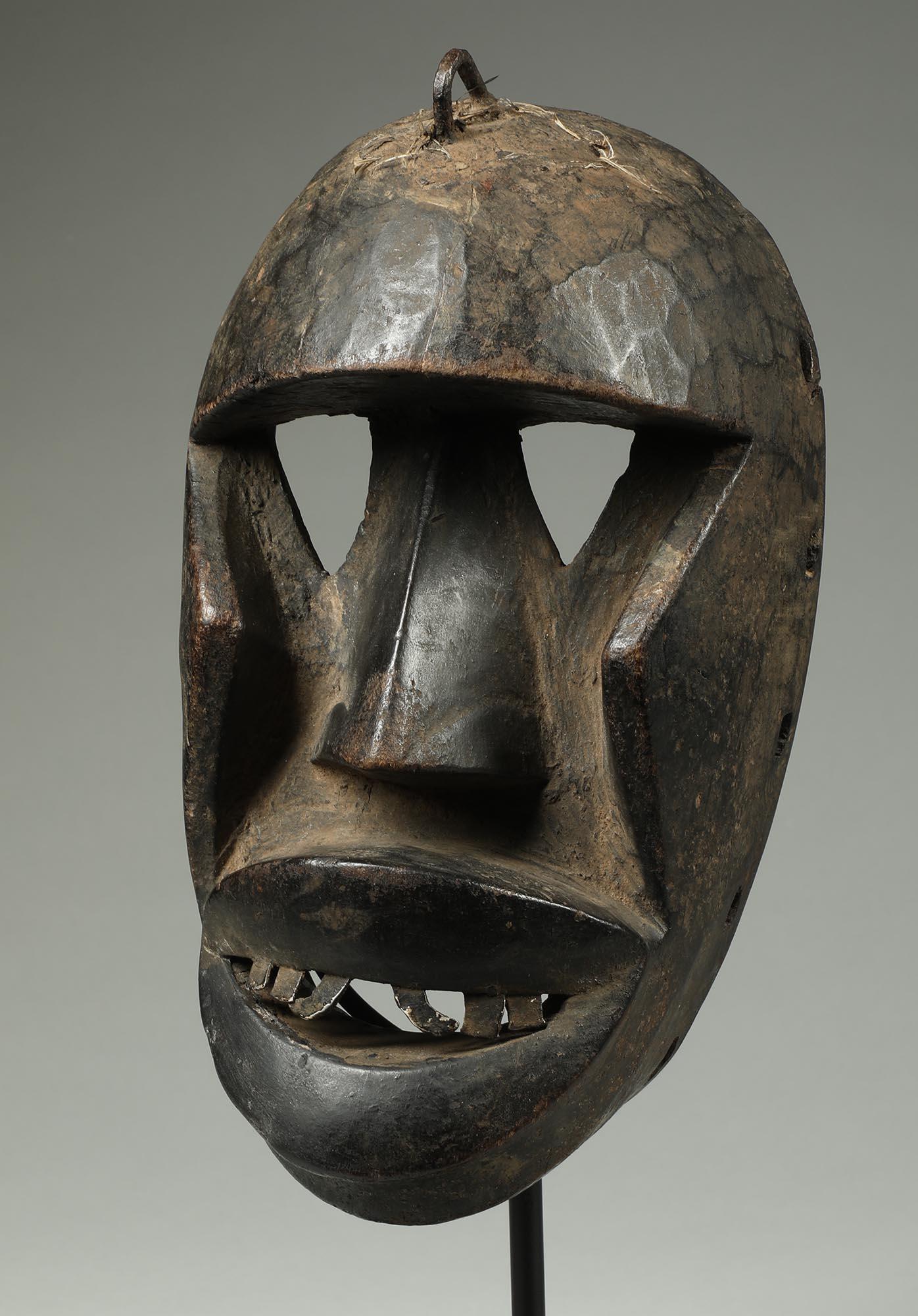 Sculpté à la main Masque cubiste Dan Kran ouvert dans la bouche, yeux triangulaires, Afrique de la côte ivoire en vente