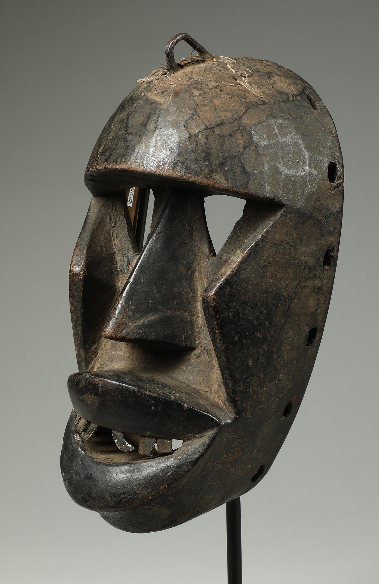 Masque cubiste Dan Kran ouvert dans la bouche, yeux triangulaires, Afrique de la côte ivoire Abîmé - En vente à Point Richmond, CA