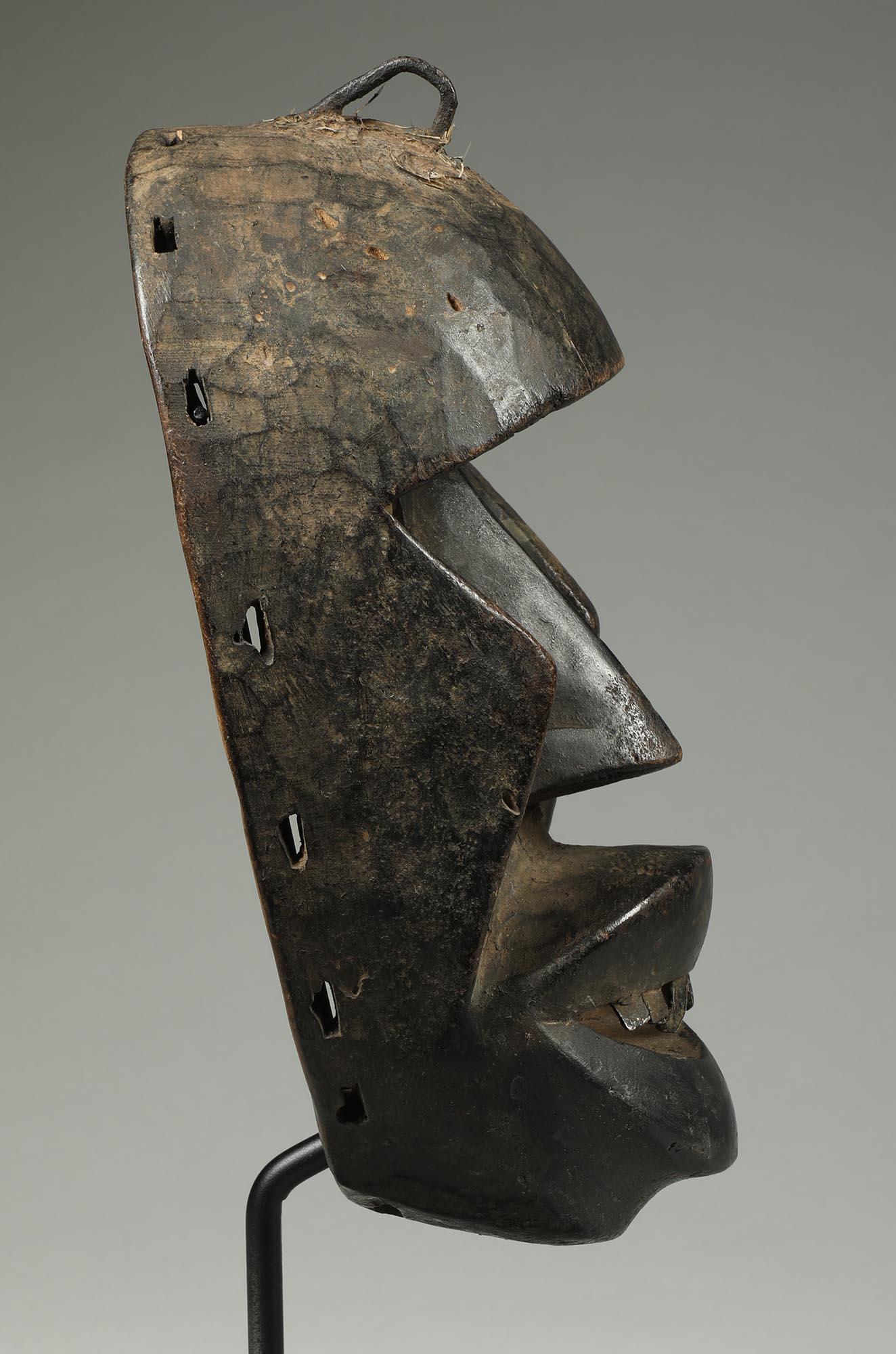 20ième siècle Masque cubiste Dan Kran ouvert dans la bouche, yeux triangulaires, Afrique de la côte ivoire en vente