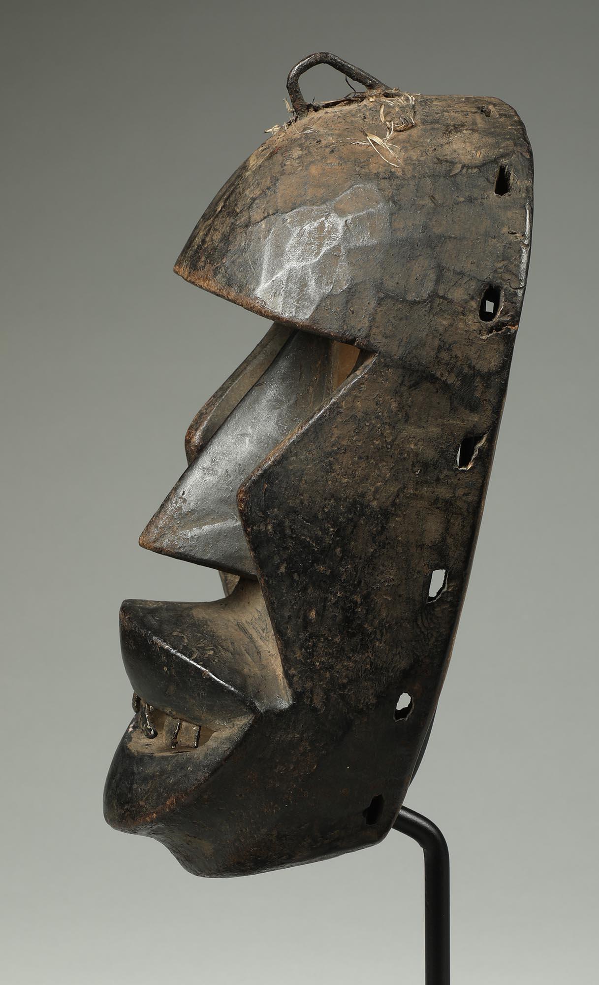 Bois Masque cubiste Dan Kran ouvert dans la bouche, yeux triangulaires, Afrique de la côte ivoire en vente