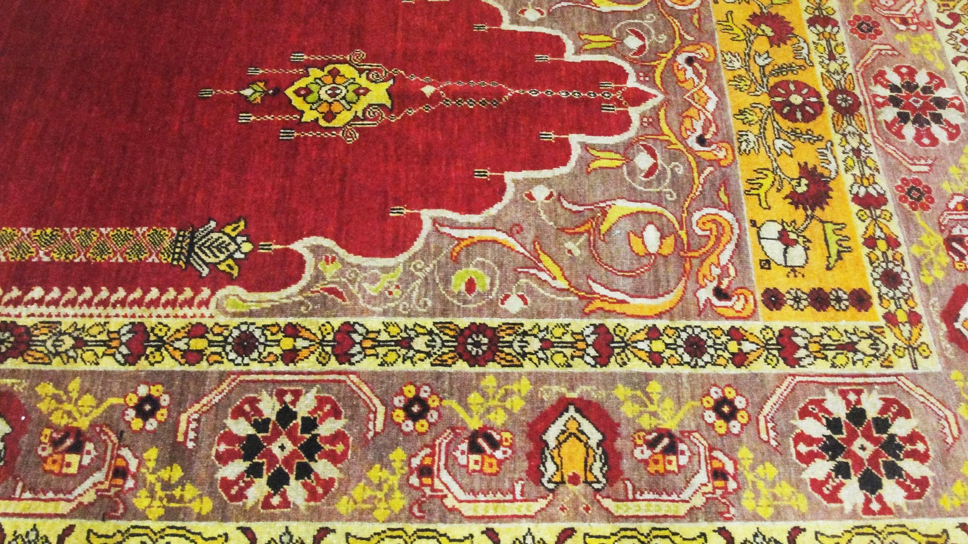 Great Antique Anatolian Oushak Prayer Rug In Excellent Condition For Sale In Evanston, IL