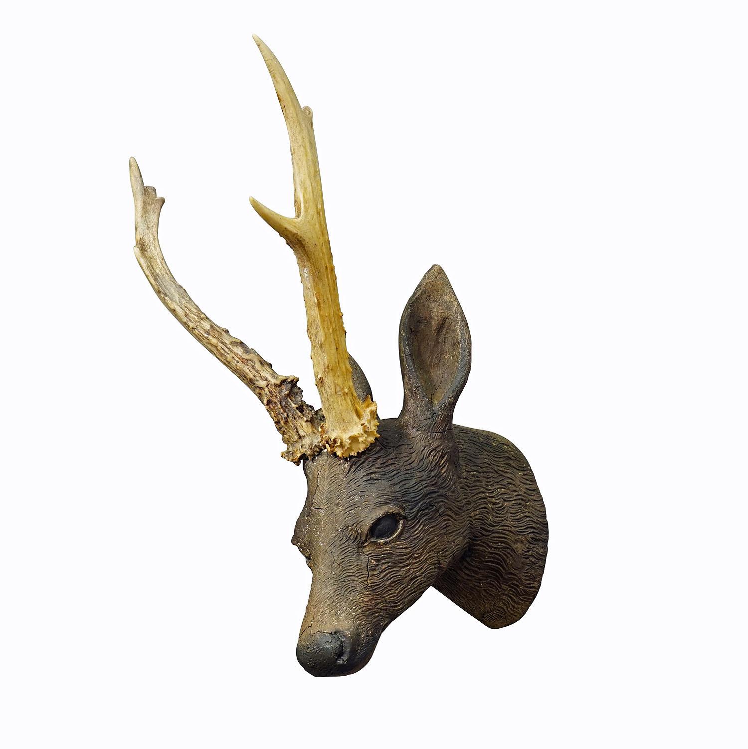 Gran cabeza de ciervo antigua de escayola de Black Forest, ca. 1900
Artículo e6952
Una preciosa cabeza de ciervo de madera de la Selva Negra hecha de escayola y madera. Hecho a mano en estilo de arte popular alrededor de 1900. Presenta un auténtico