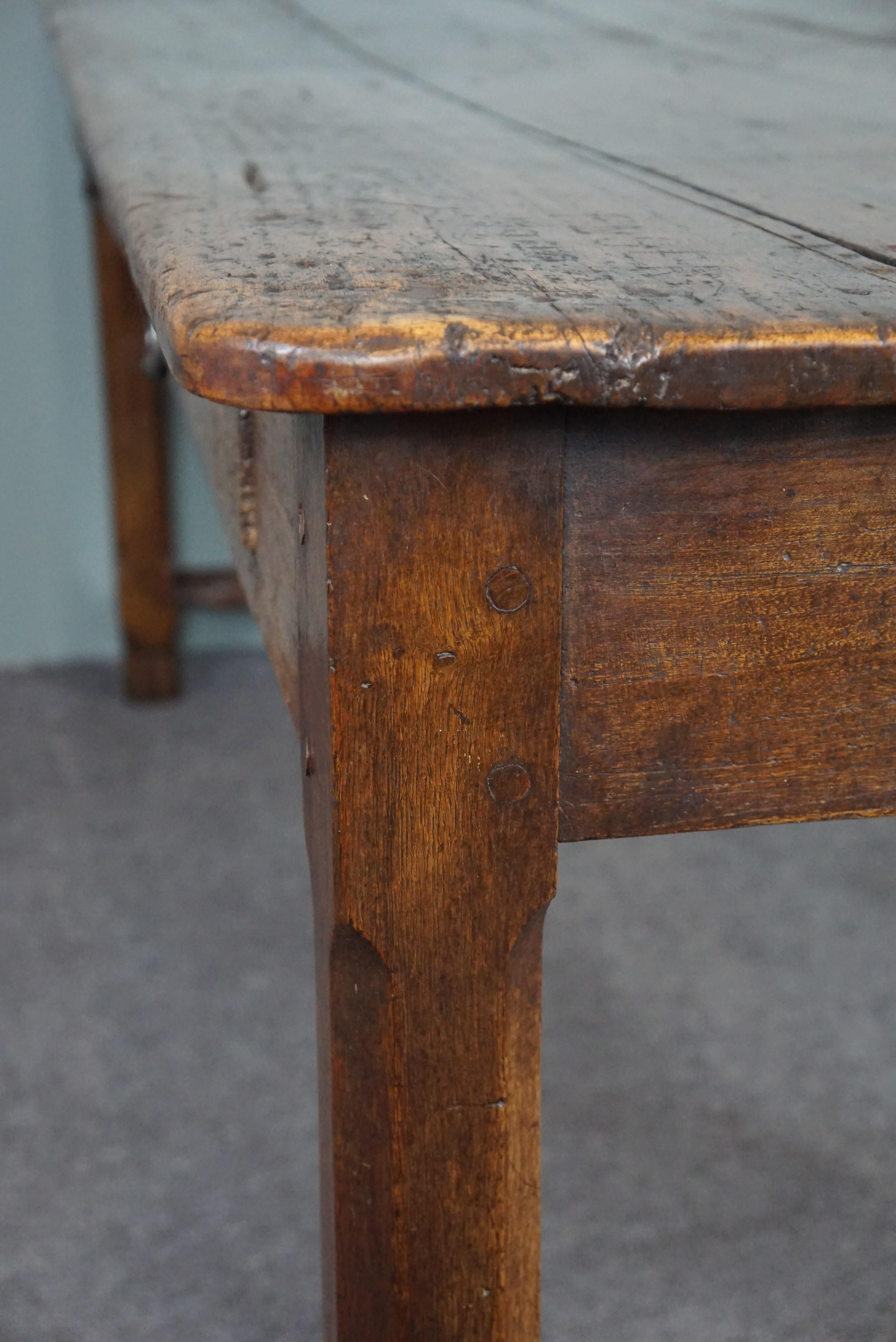 Great antique French dining table with an amazing top, late 18th century (table à manger française ancienne avec un plateau étonnant, fin du 18ème siècle) en vente 4