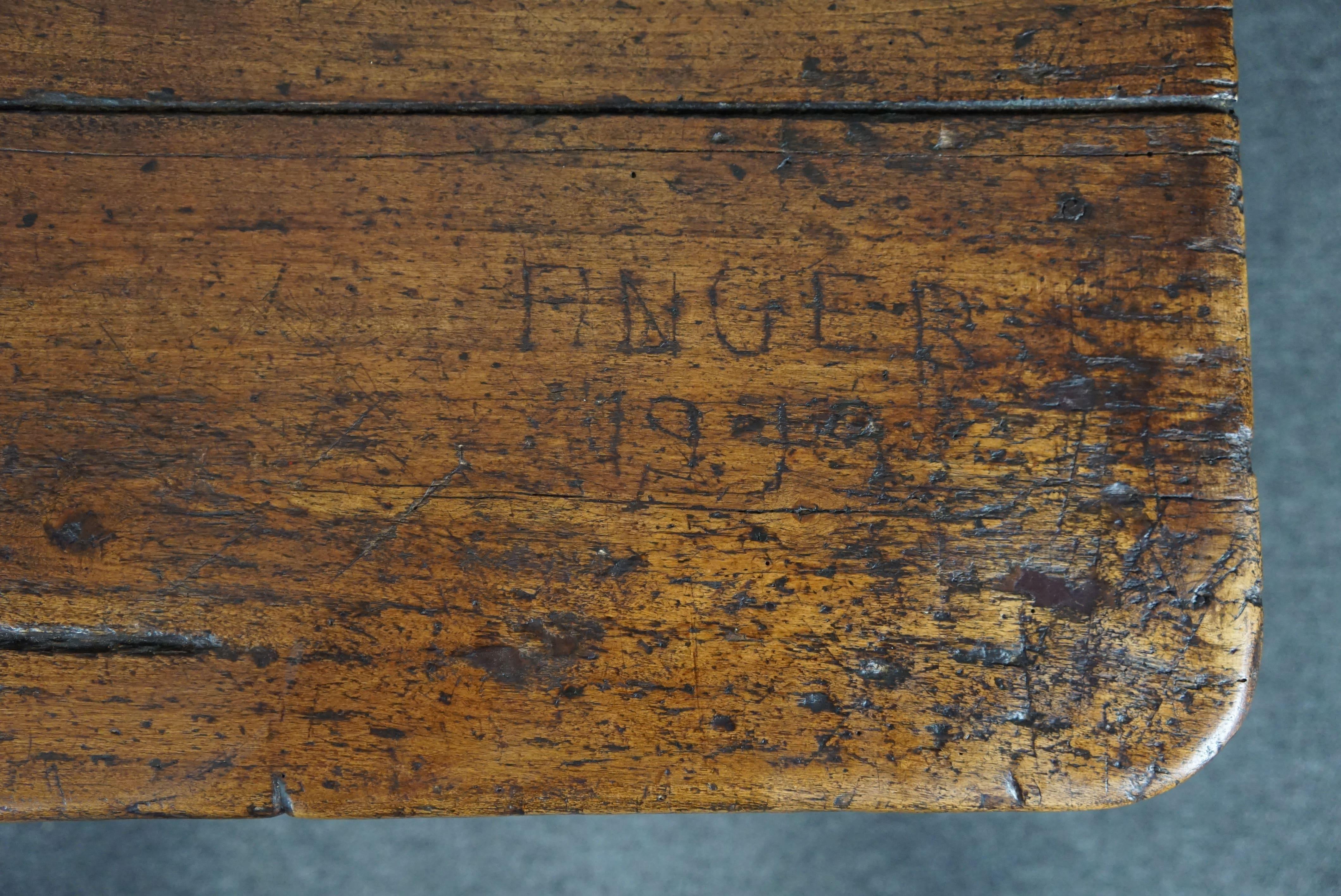 Great antique French dining table with an amazing top, late 18th century (table à manger française ancienne avec un plateau étonnant, fin du 18ème siècle) en vente 11