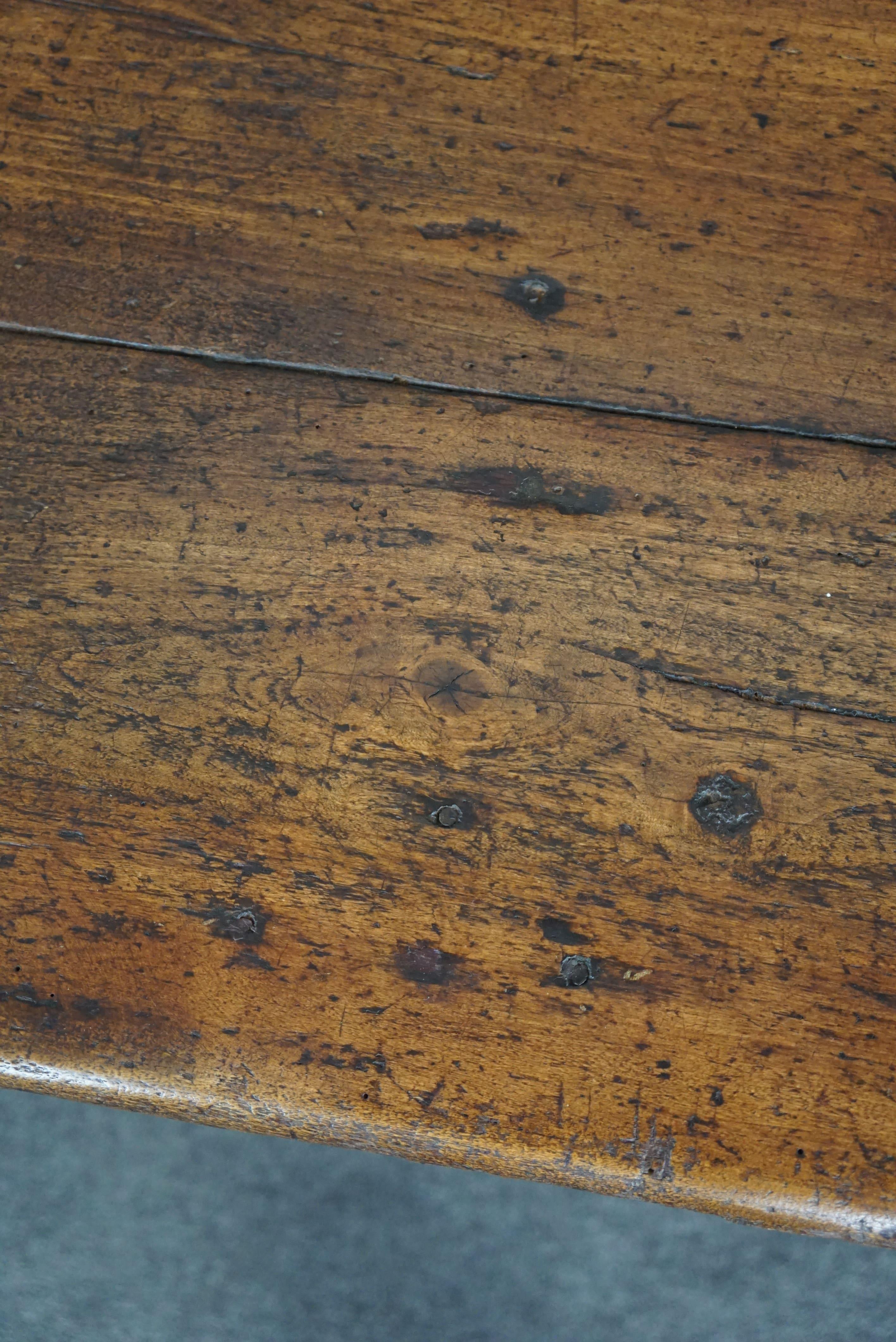 Great antique French dining table with an amazing top, late 18th century (table à manger française ancienne avec un plateau étonnant, fin du 18ème siècle) en vente 12