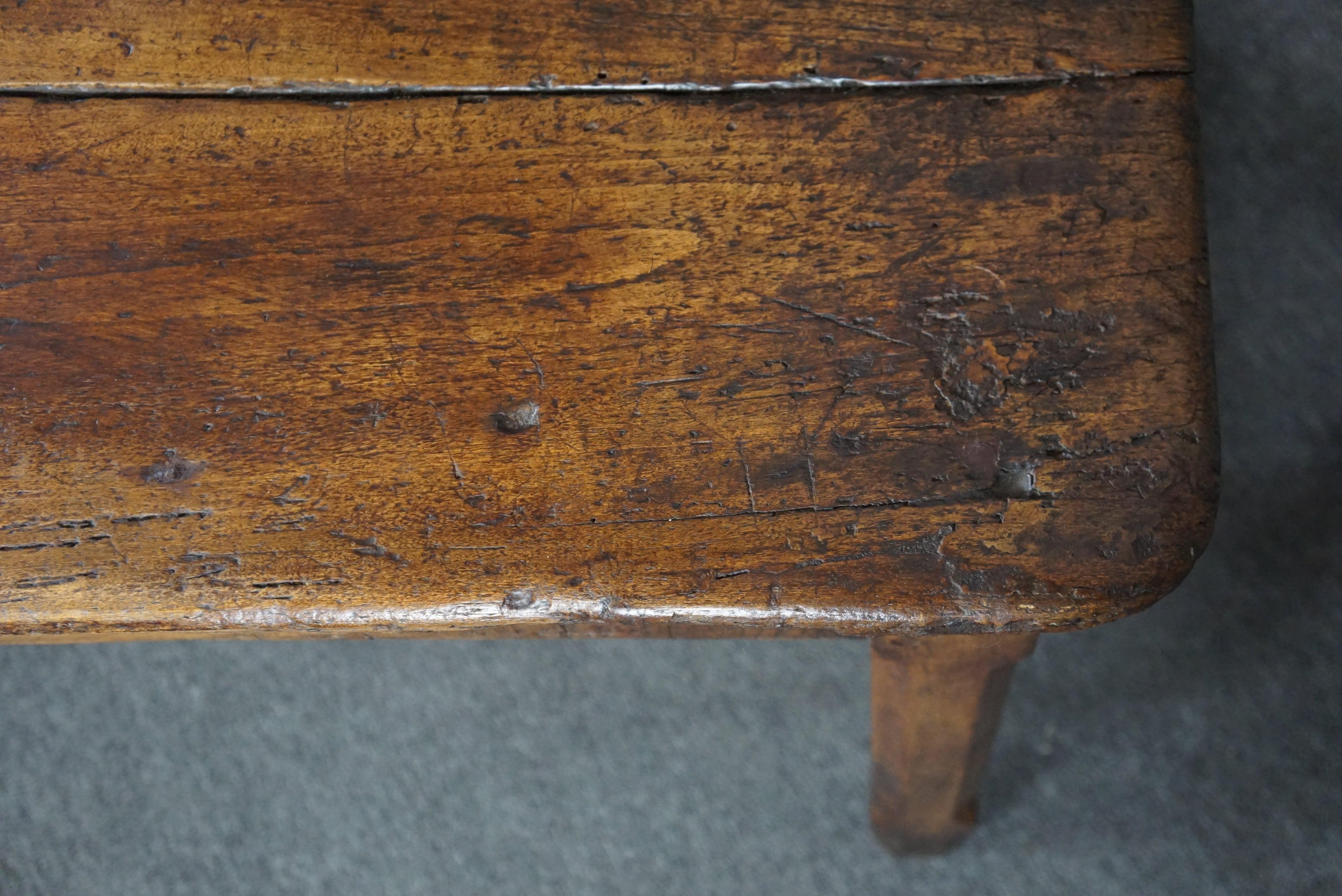 Great antique French dining table with an amazing top, late 18th century (table à manger française ancienne avec un plateau étonnant, fin du 18ème siècle) en vente 13