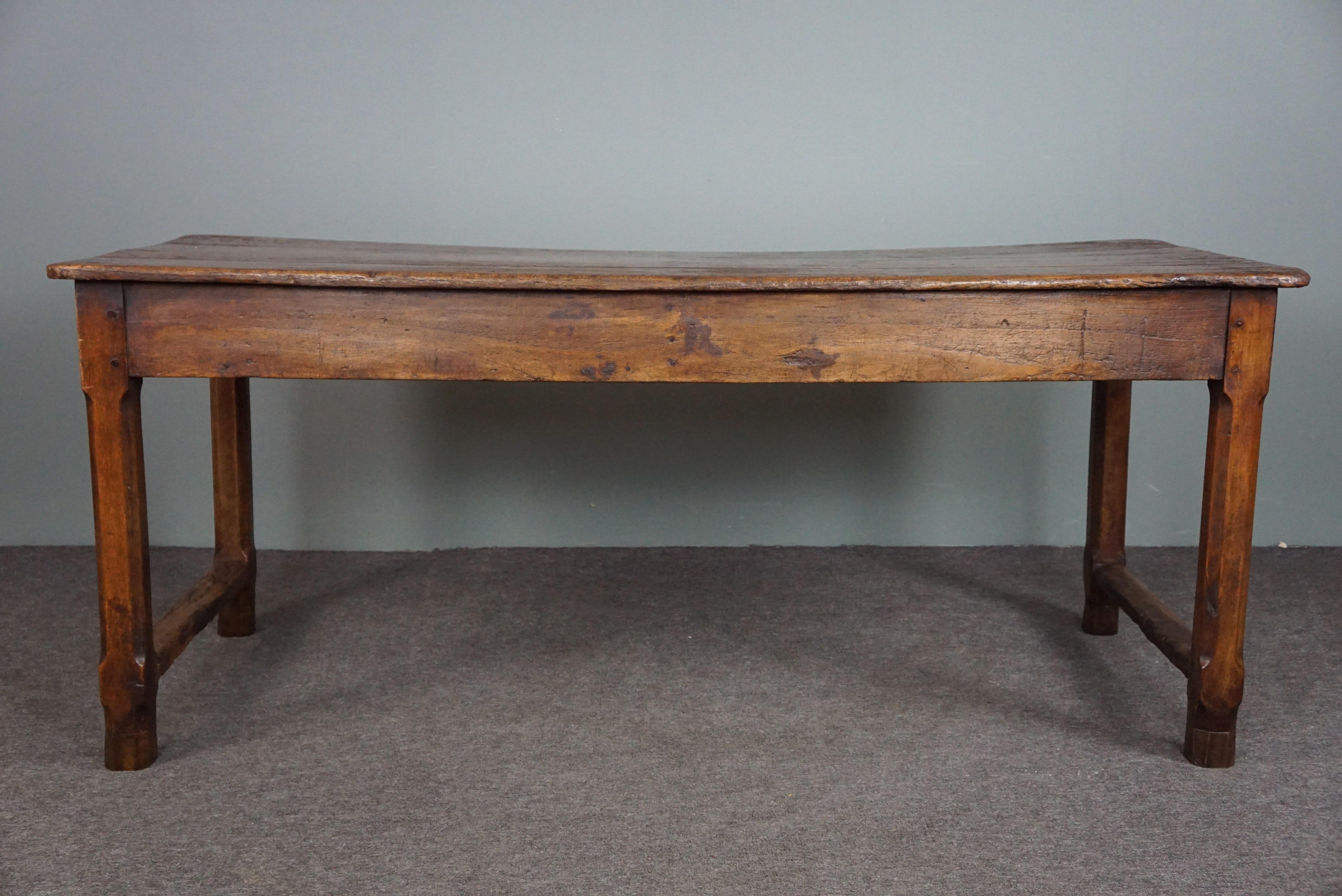 Great antique French dining table with an amazing top, late 18th century (table à manger française ancienne avec un plateau étonnant, fin du 18ème siècle) Bon état - En vente à Harderwijk, NL