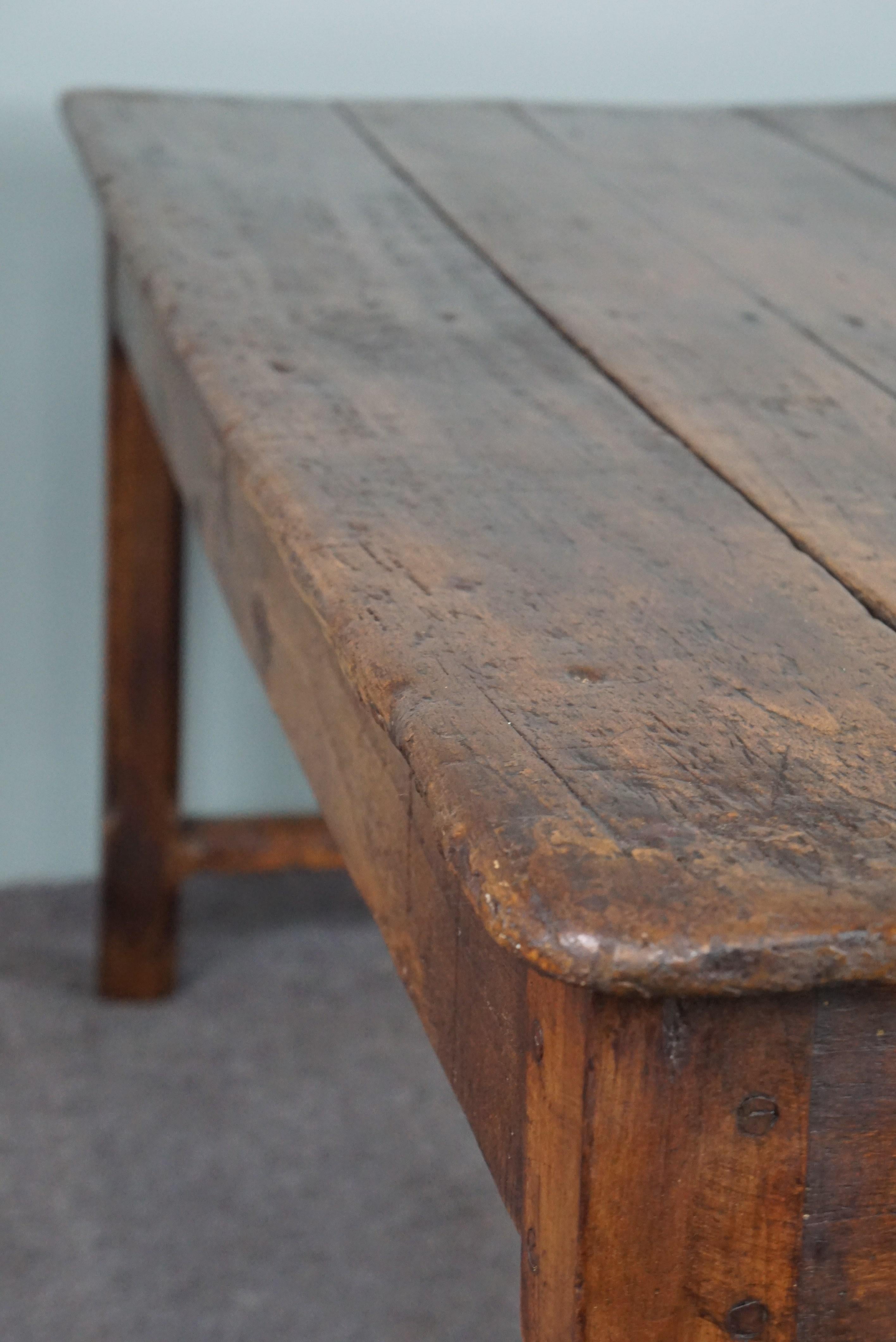 Great antique French dining table with an amazing top, late 18th century (table à manger française ancienne avec un plateau étonnant, fin du 18ème siècle) en vente 1