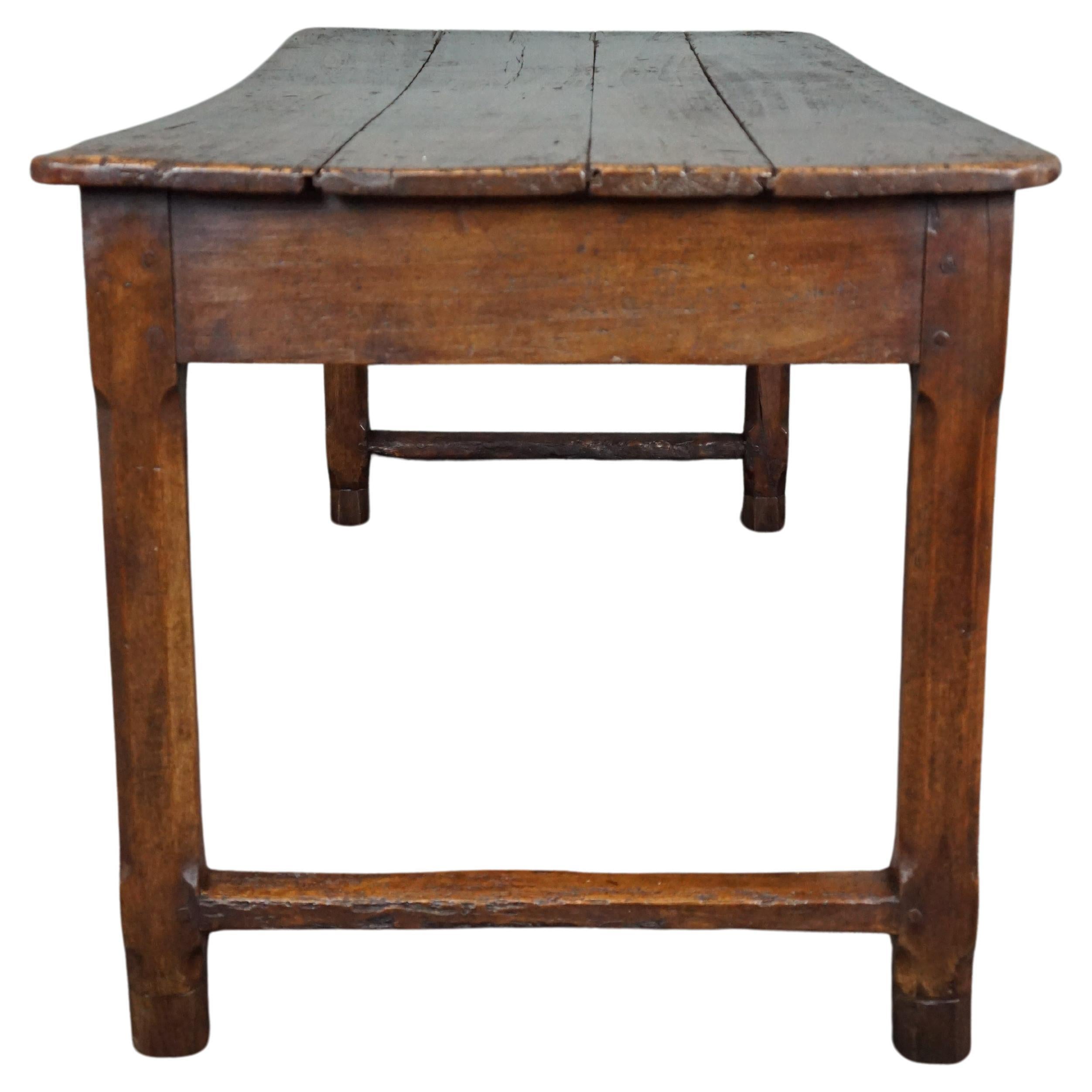 Great antique French dining table with an amazing top, late 18th century (table à manger française ancienne avec un plateau étonnant, fin du 18ème siècle) en vente