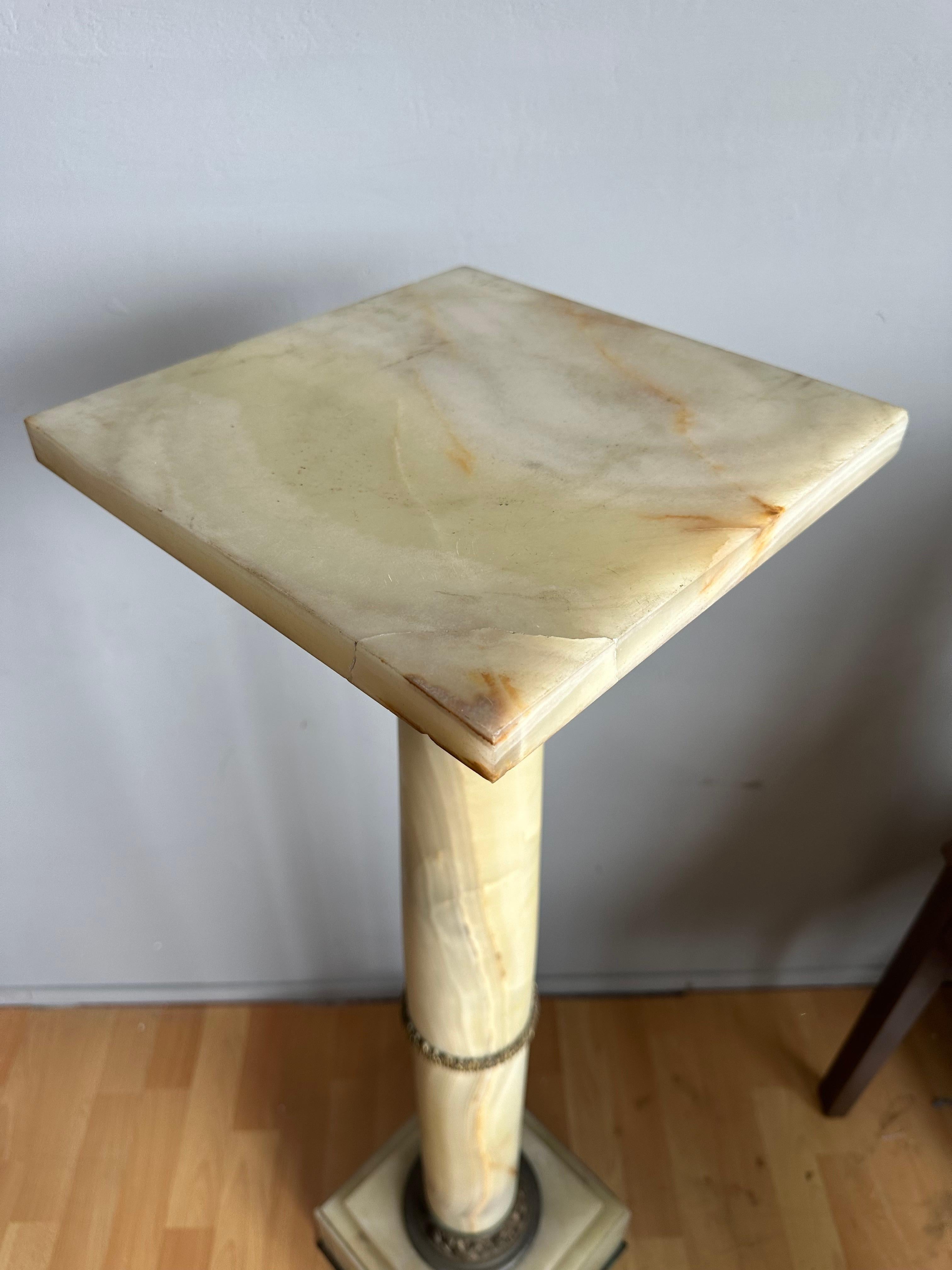 Großartiger antiker Onyx- und Bronze-Säulenständer im gotischen Stil, markiert (Italienisch) im Angebot