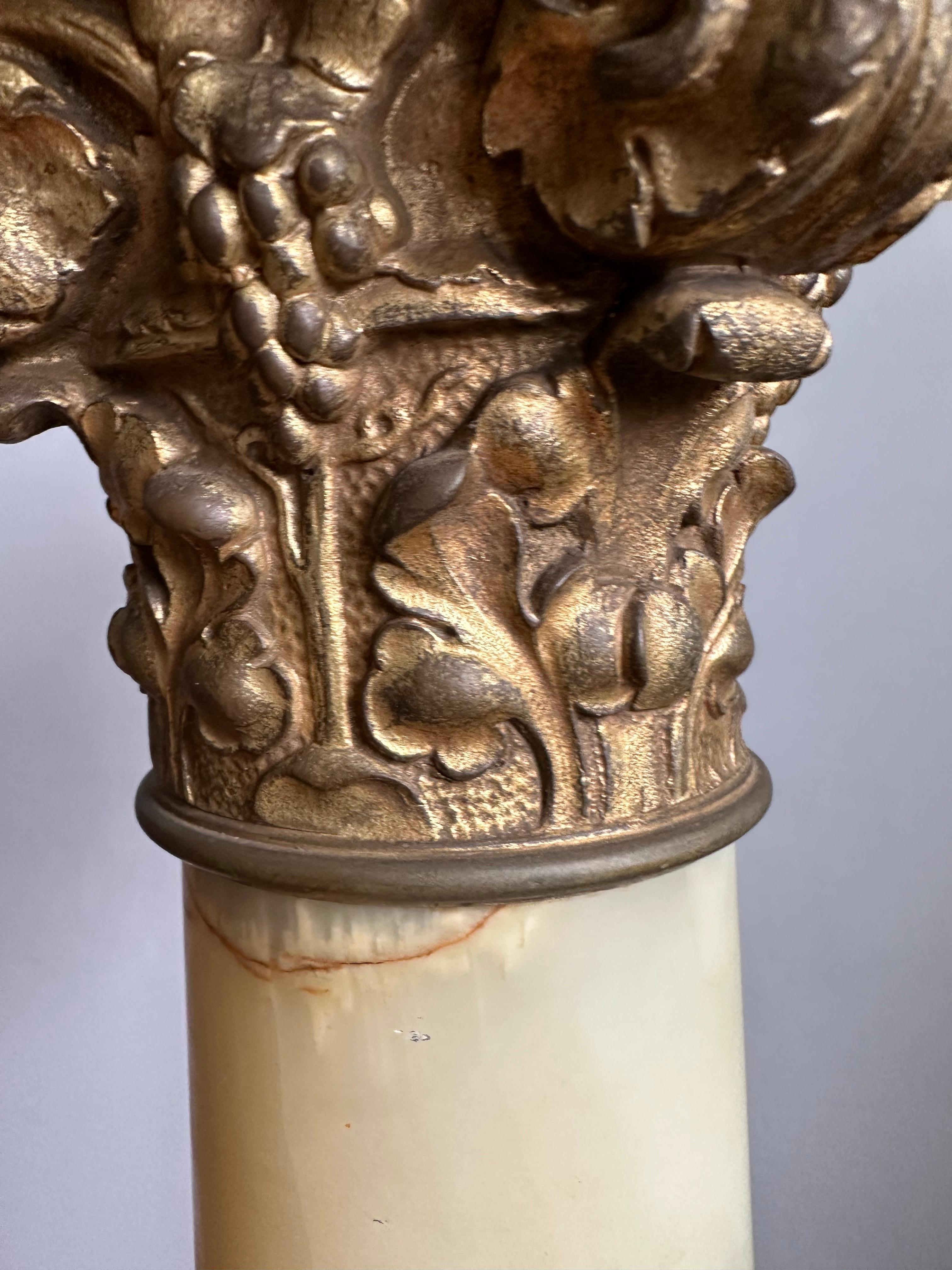 Großartiger antiker Onyx- und Bronze-Säulenständer im gotischen Stil, markiert (Gegossen) im Angebot