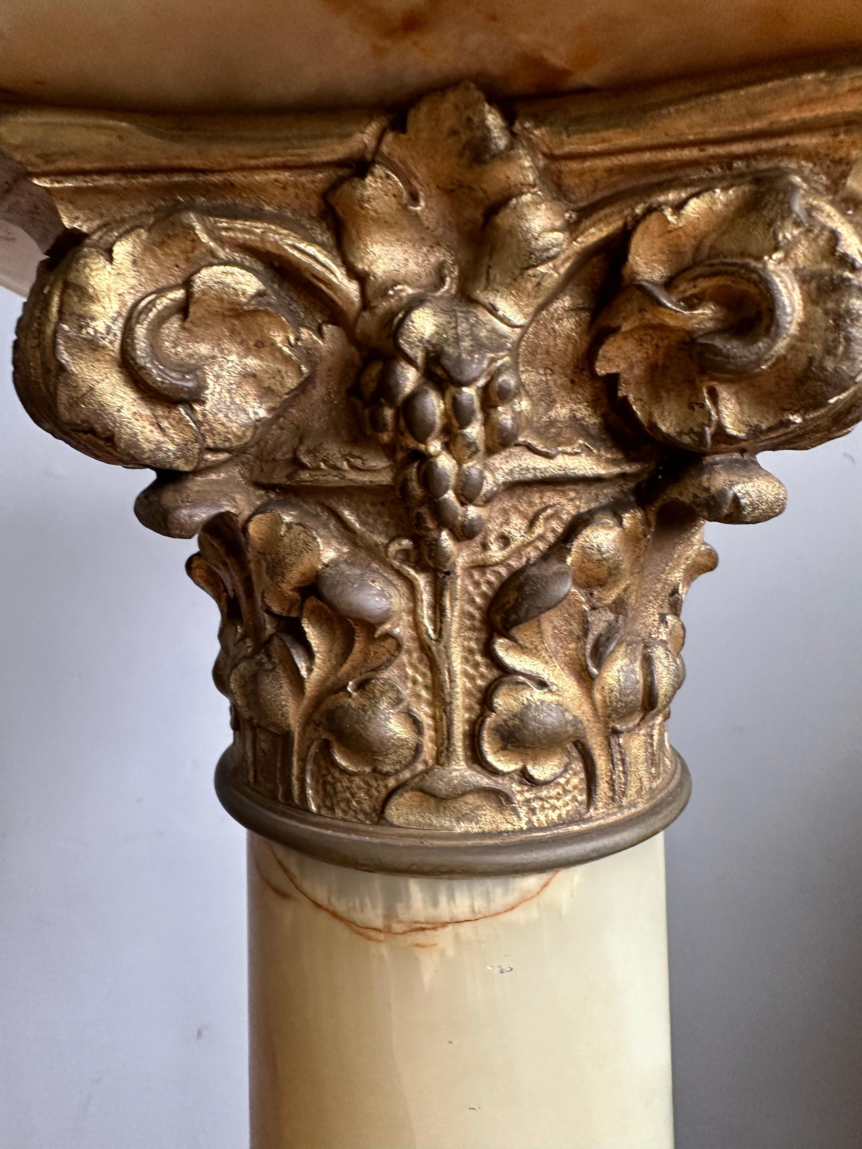 Großartiger antiker Onyx- und Bronze-Säulenständer im gotischen Stil, markiert im Zustand „Gut“ im Angebot in Lisse, NL