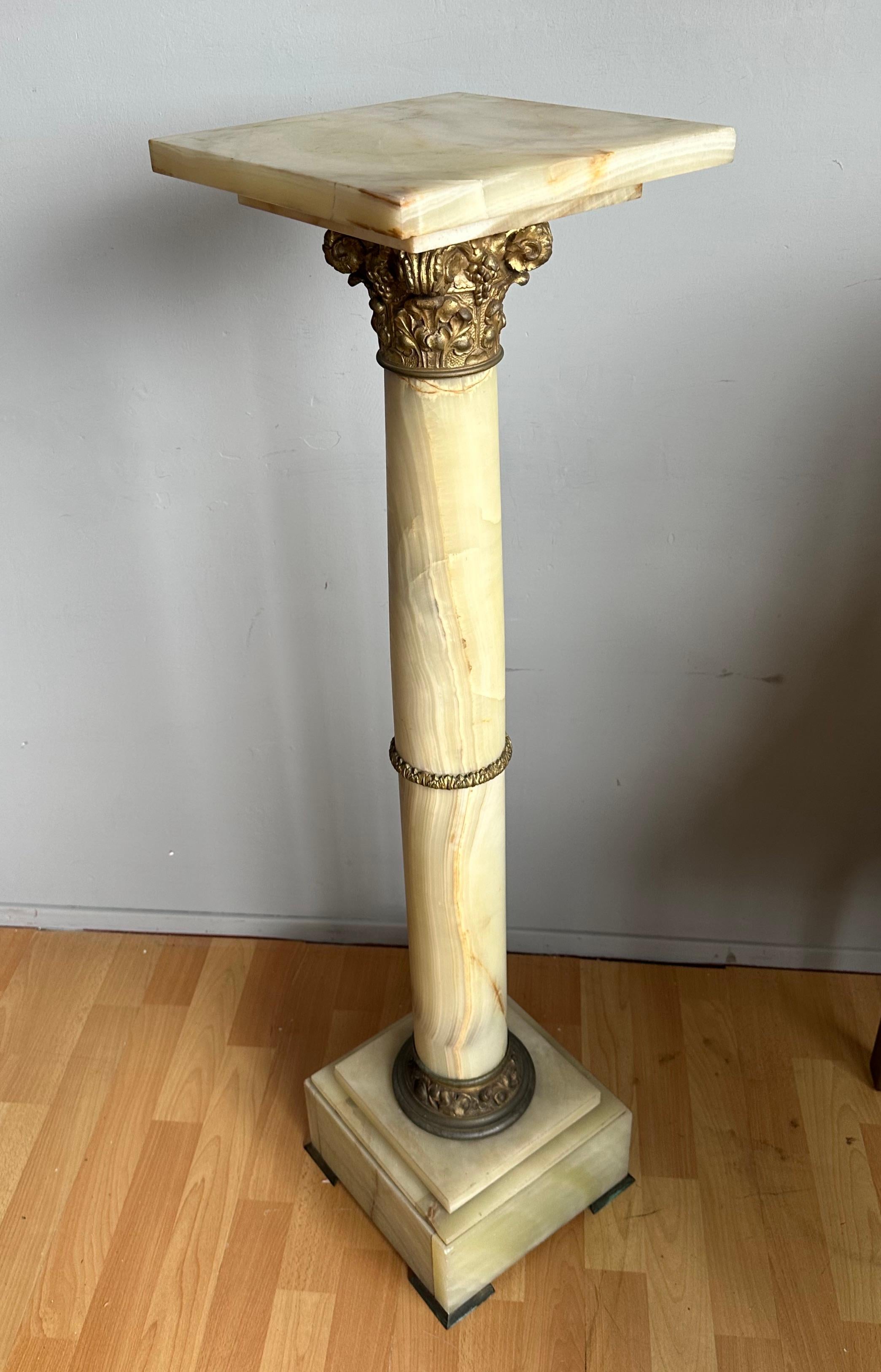 Großartiger antiker Onyx- und Bronze-Säulenständer im gotischen Stil, markiert (19. Jahrhundert) im Angebot