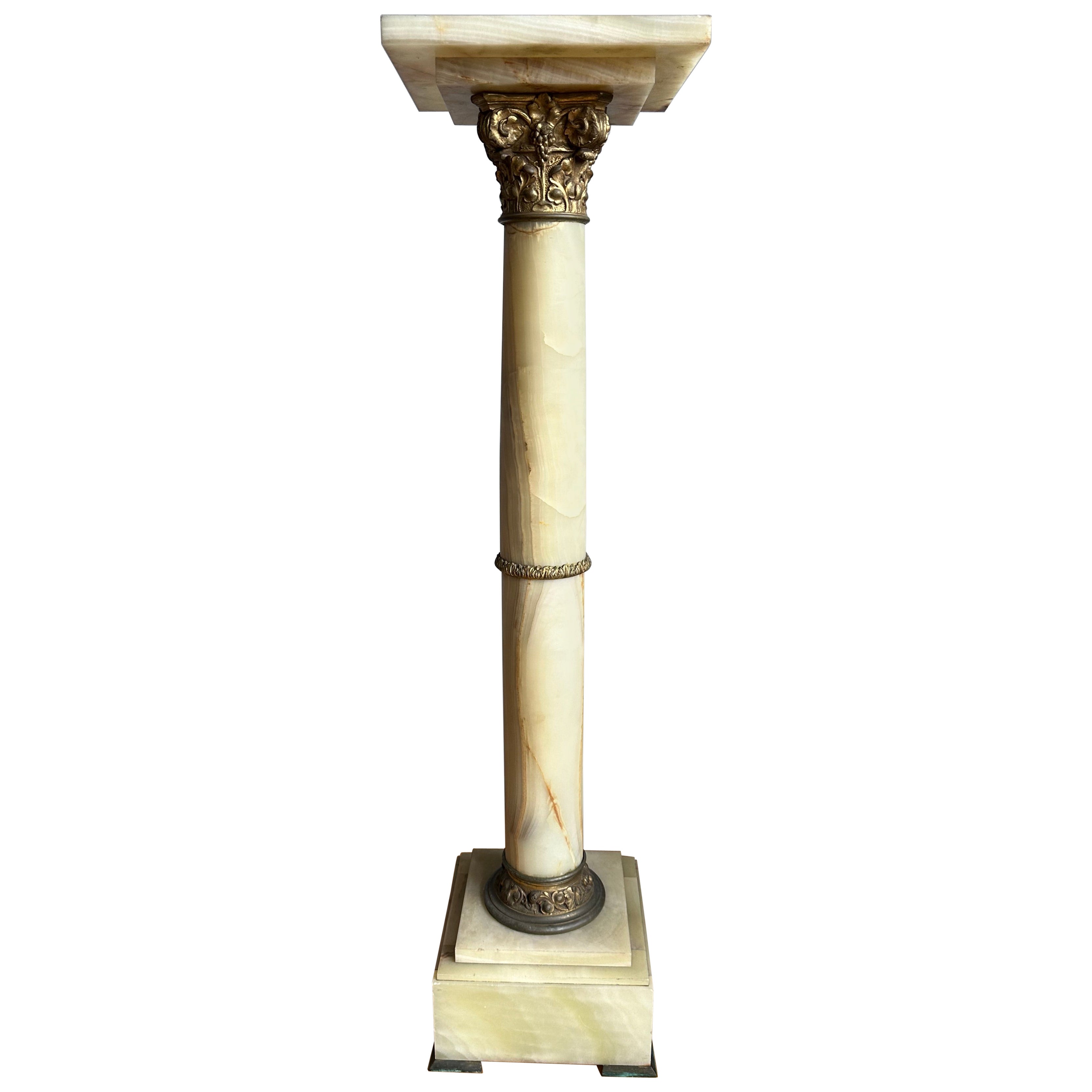 Großartiger antiker Onyx- und Bronze-Säulenständer im gotischen Stil, markiert im Angebot