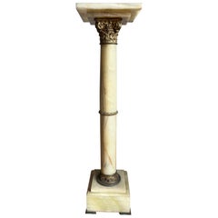 Gran pedestal de columna de ónice y bronce de estilo gótico antiguo, marcado