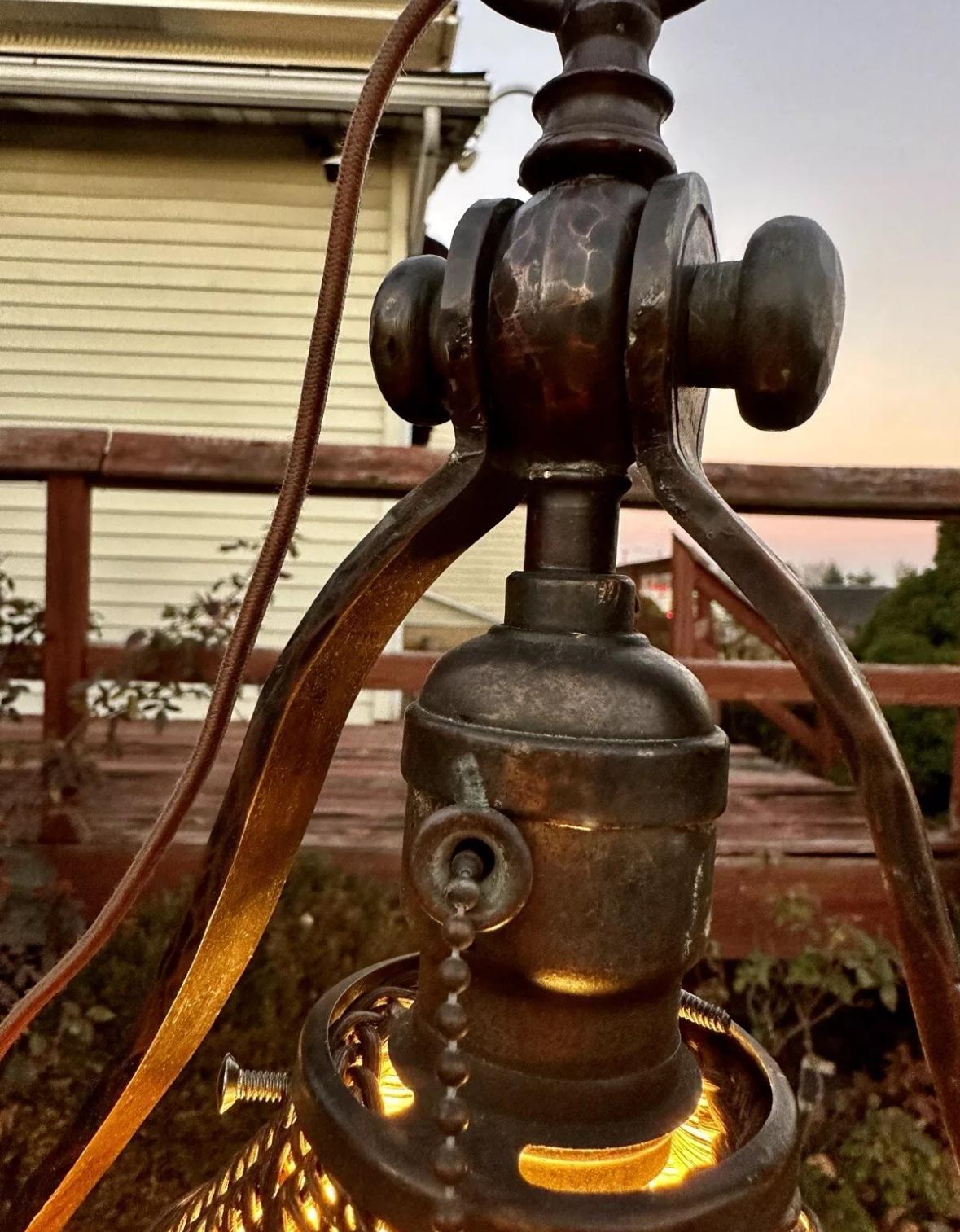 This is an ANTIQUE GUSTAV STICKLEY floor lamp PERIOD from the early 1900s marked, with nice hardware with Gustav Stickley Branded as pictured.
Its made from oak with original finish and NO REPAIRS or NEW PARTS
The electric wire is replaced with good