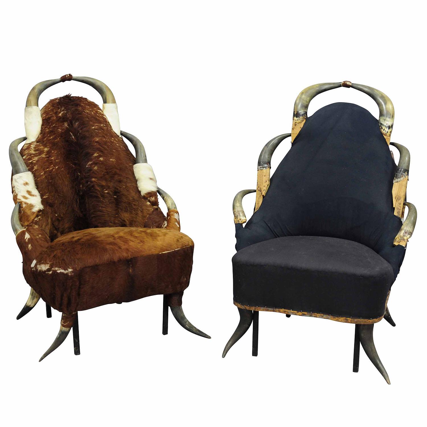 Great Antique Horn Chairs, Austria ca. 1870
Article e5680
Paire de grandes chaises en corne de taureau vers 1870, l'une recouverte d'un manteau de bovin d'époque qui doit être renouvelé (perd ses poils), l'autre non recouverte. Des pieds en fer sont
