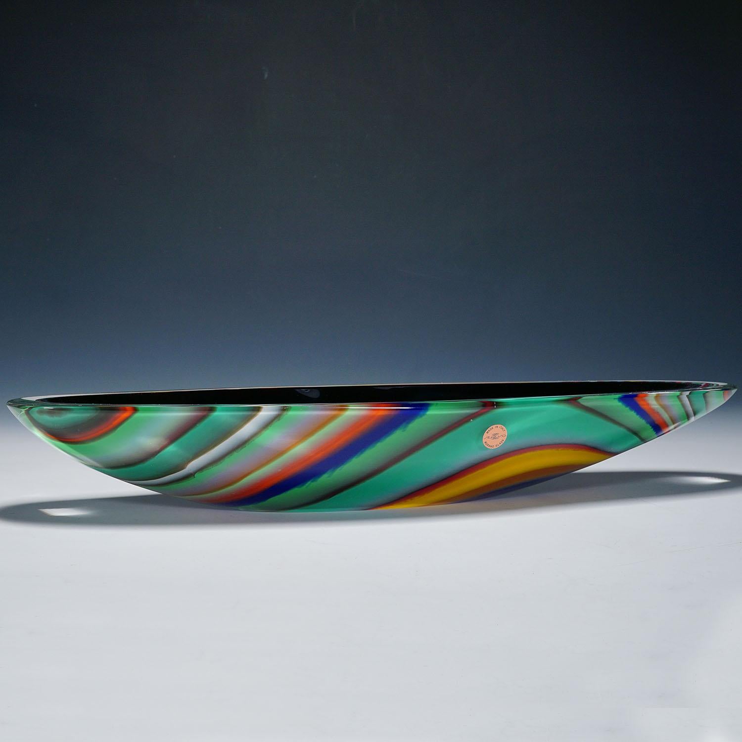Centre de table en verre d'art de Seguso Vetri D'Arte, Murano

Un grand bol en verre d'art conçu par Gianluca et Pierpaolo Seguso à la fin des années 1990 et fabriqué par Seguso Viro. Verre noir décoré de cannes multicolores dans les bleus, verts,