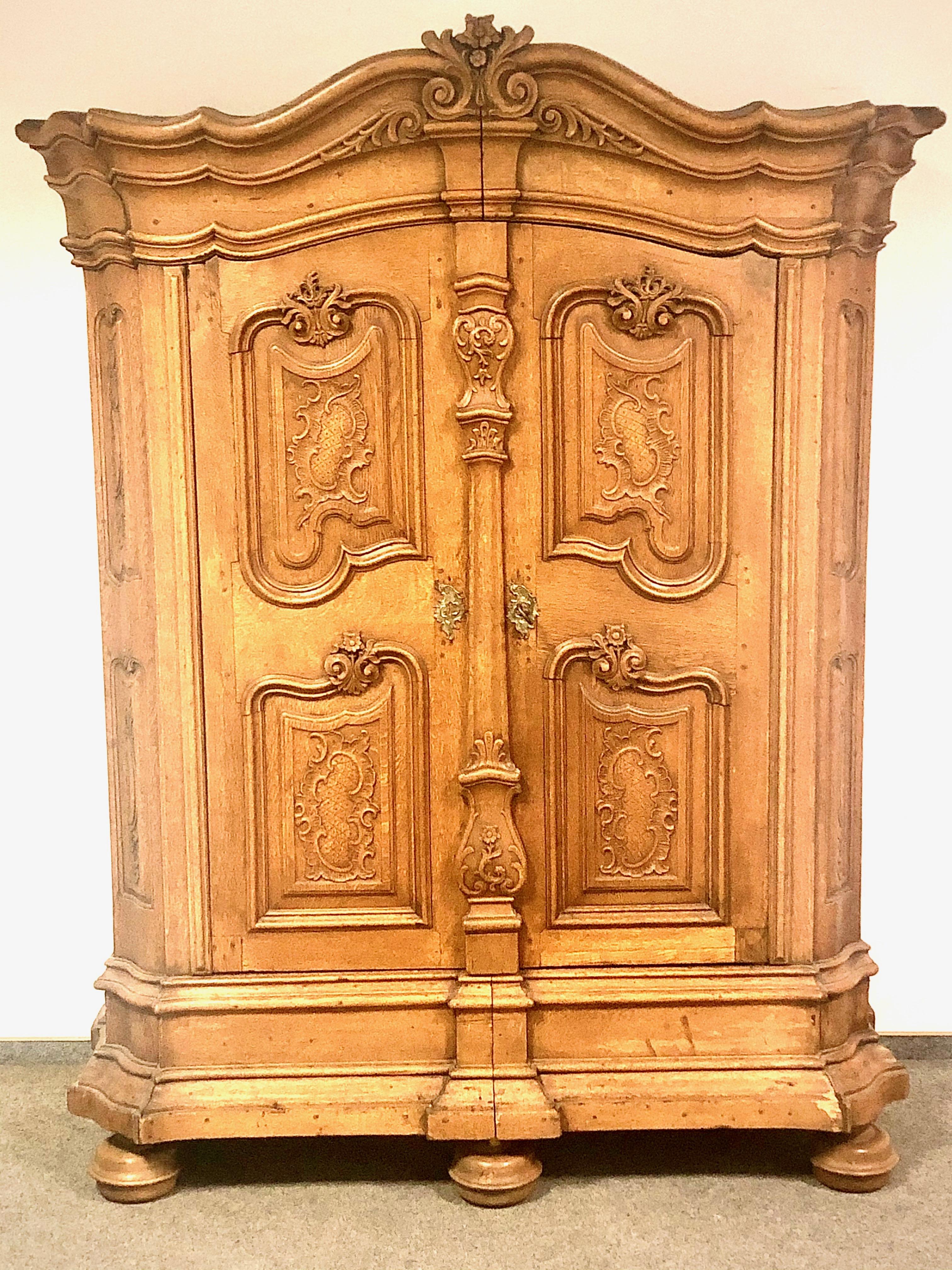 Great baroque cabinet made of fine oak
Rhineland, circa 1730
This baroque oak cabinet is from 1730.
The magnificent carvings and elaborate ornamental and decorative moldings, as well as the transitions from the front of the cabinet to the side