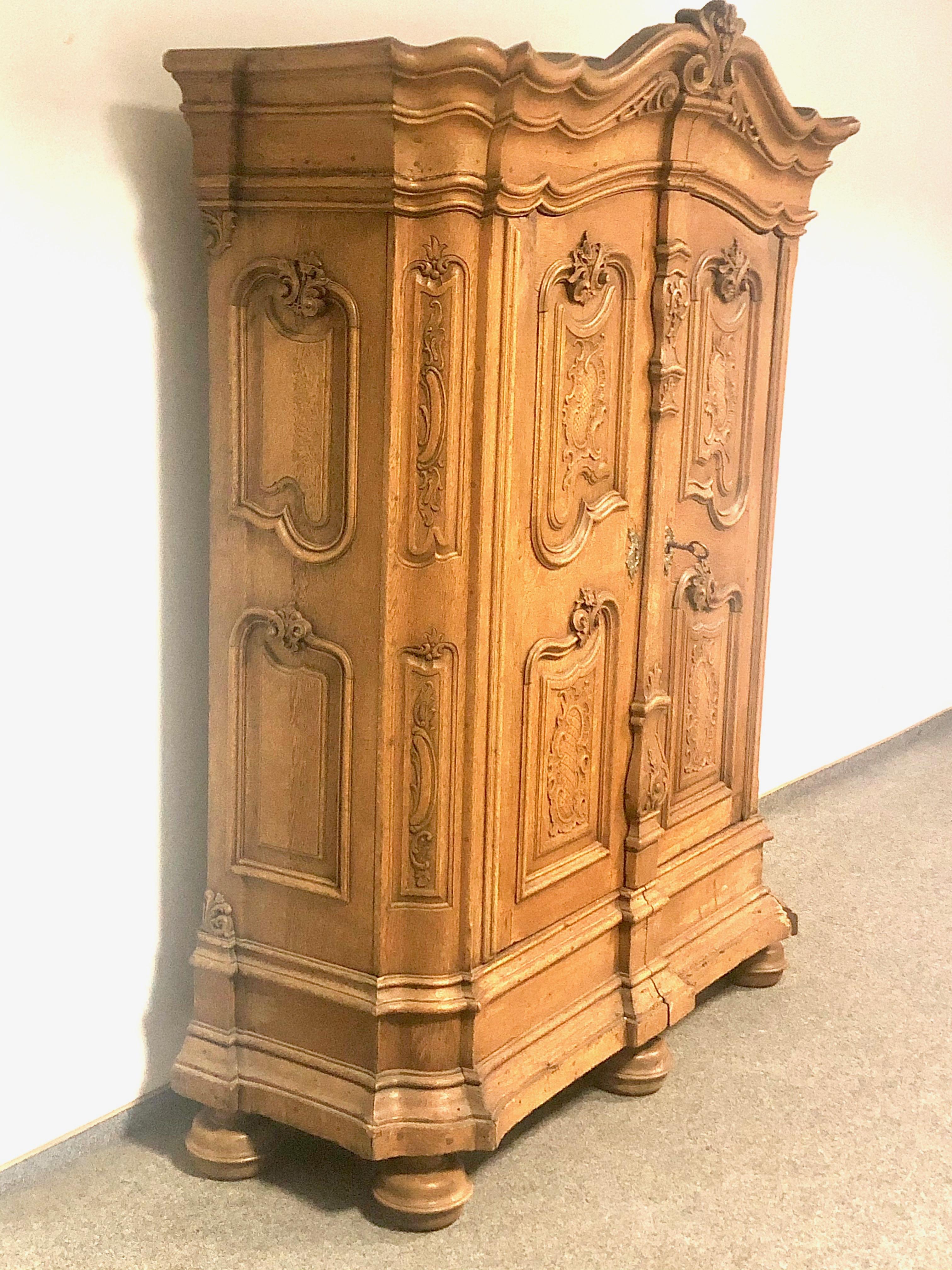 Hand-Crafted Great Baroque Cabinet Made of Fine Oak Rhineland, circa 1730 For Sale