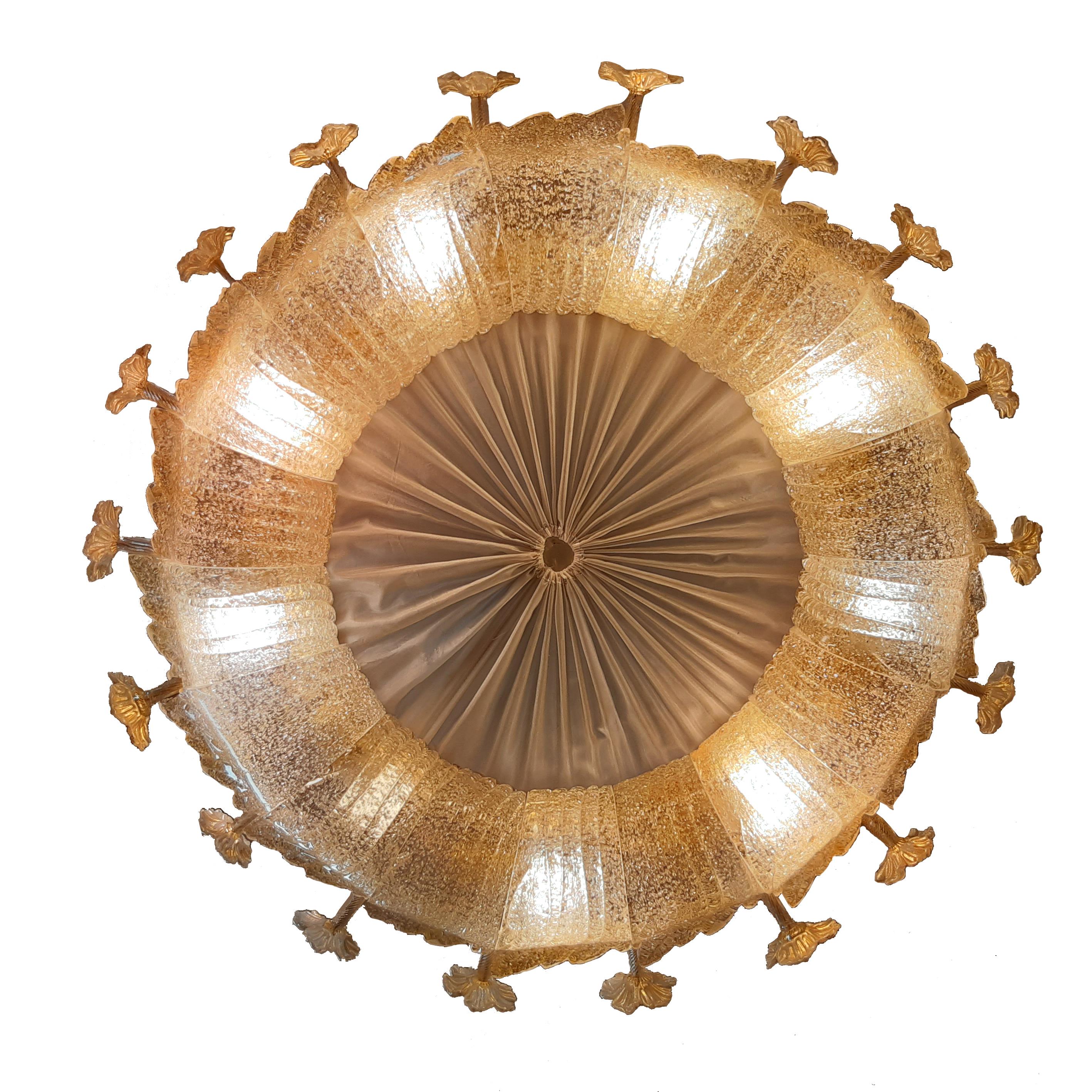 Ein beeindruckender Murano-Kronleuchter von BAROVIER & TOSO, bestehend aus einem Metallreif, an dem 18 große Glasblätter befestigt sind. 18 Glasblüten, die an Messingstielen befestigt sind, ragen über den Rand des Leuchtenkörpers heraus. 2 dieser