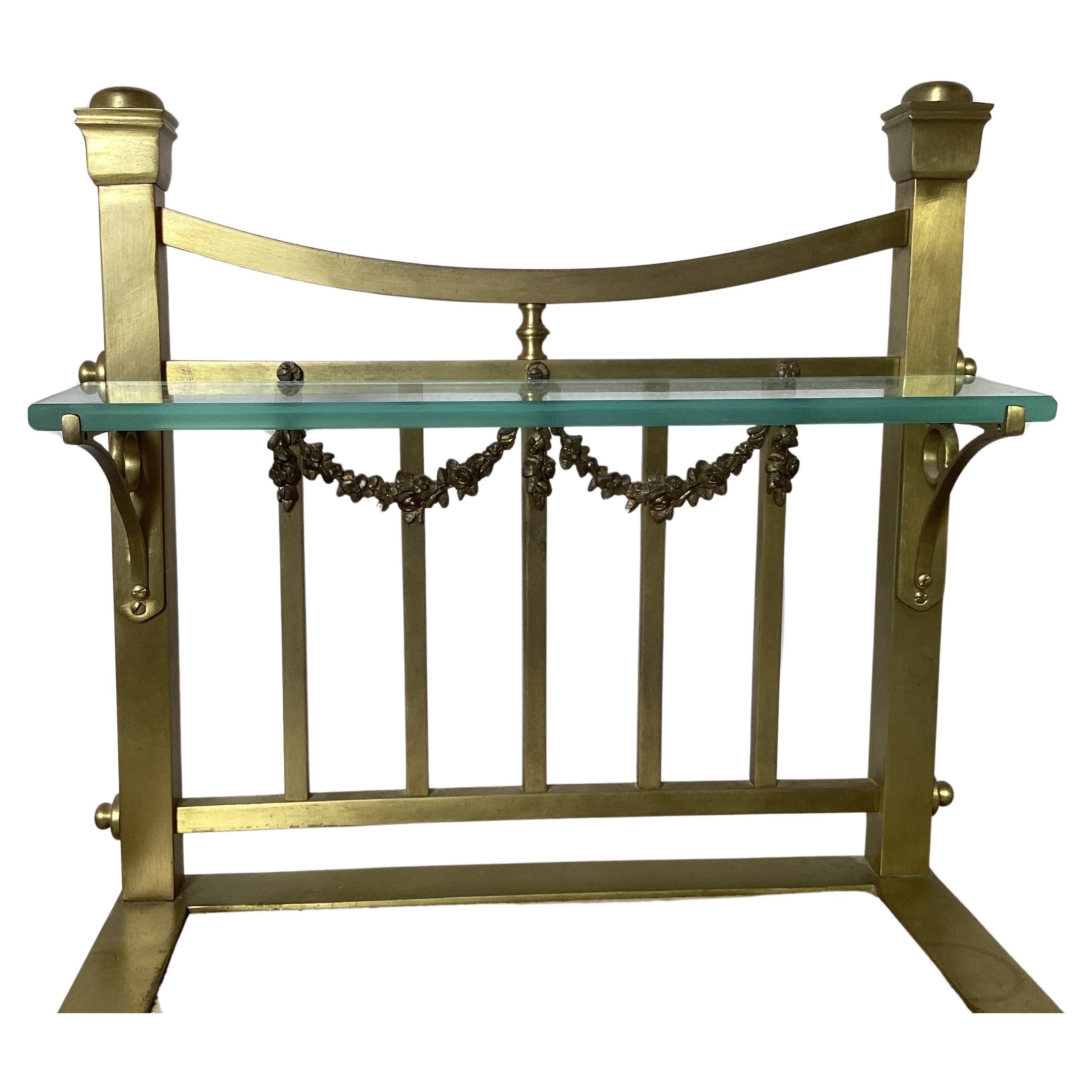Superbe table d'appoint en laiton et marbre. Le laiton présente une patine d'origine et une certaine usure due à l'âge et à l'utilisation. Le marbre est en très bon état et ne présente que de très légères traces d'usure dues à l'âge. La petite