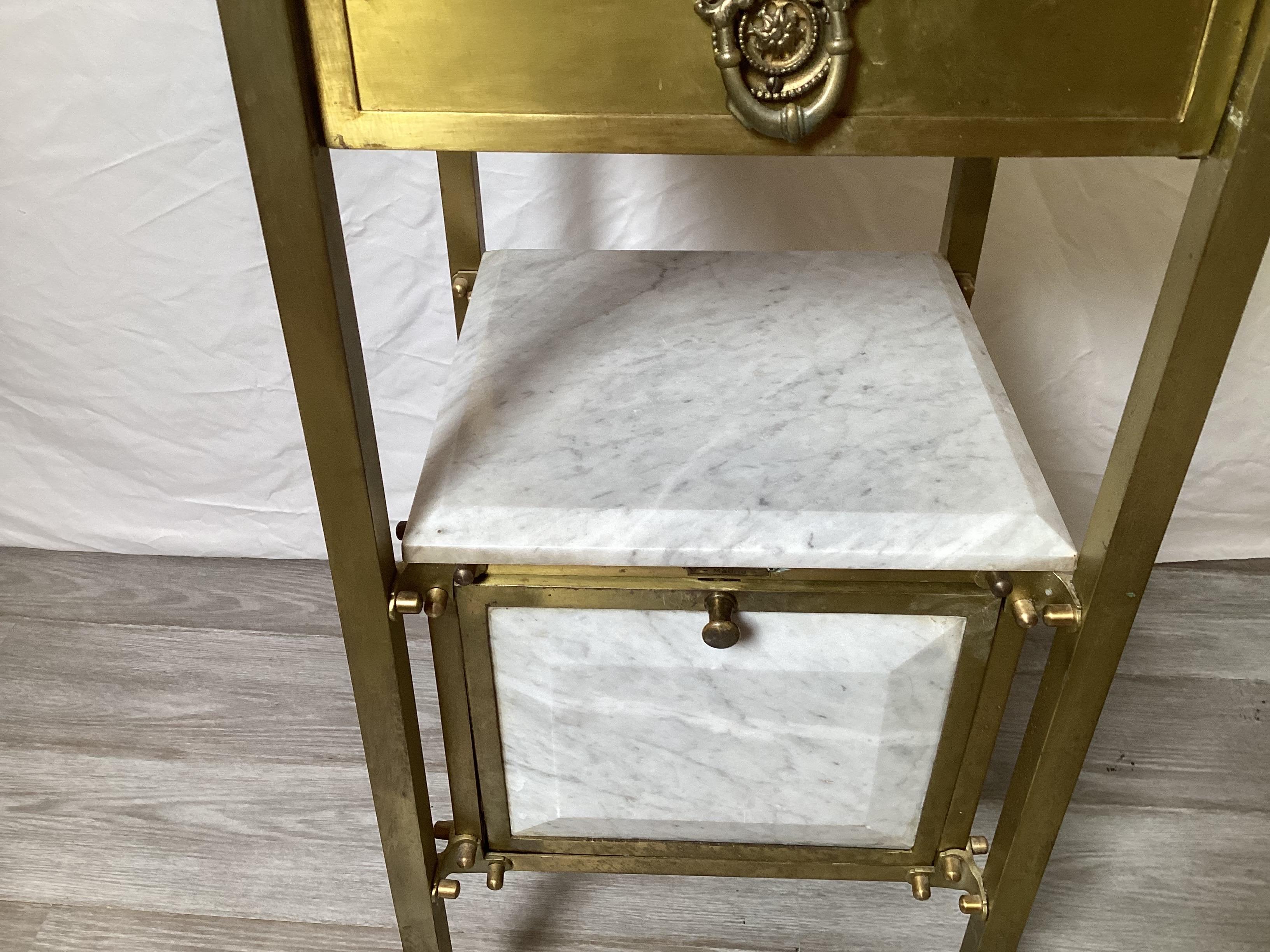 Great Rafael Garcid Brass and Marble Side Table Stand Bon état - En vente à Lambertville, NJ