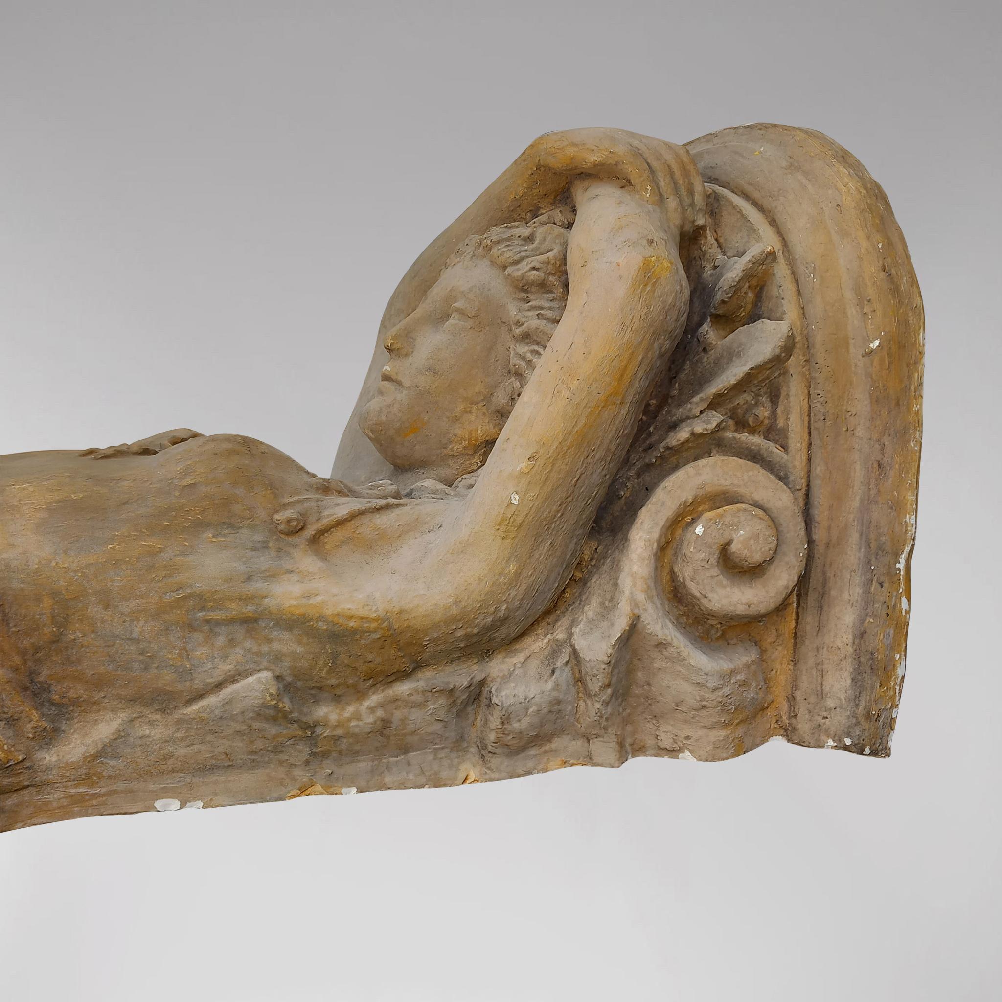 Large caryatid decorated with the bust of a woman dressed in drapery. Architectural element.
possibility of hanging directly on the back thanks to a hook system