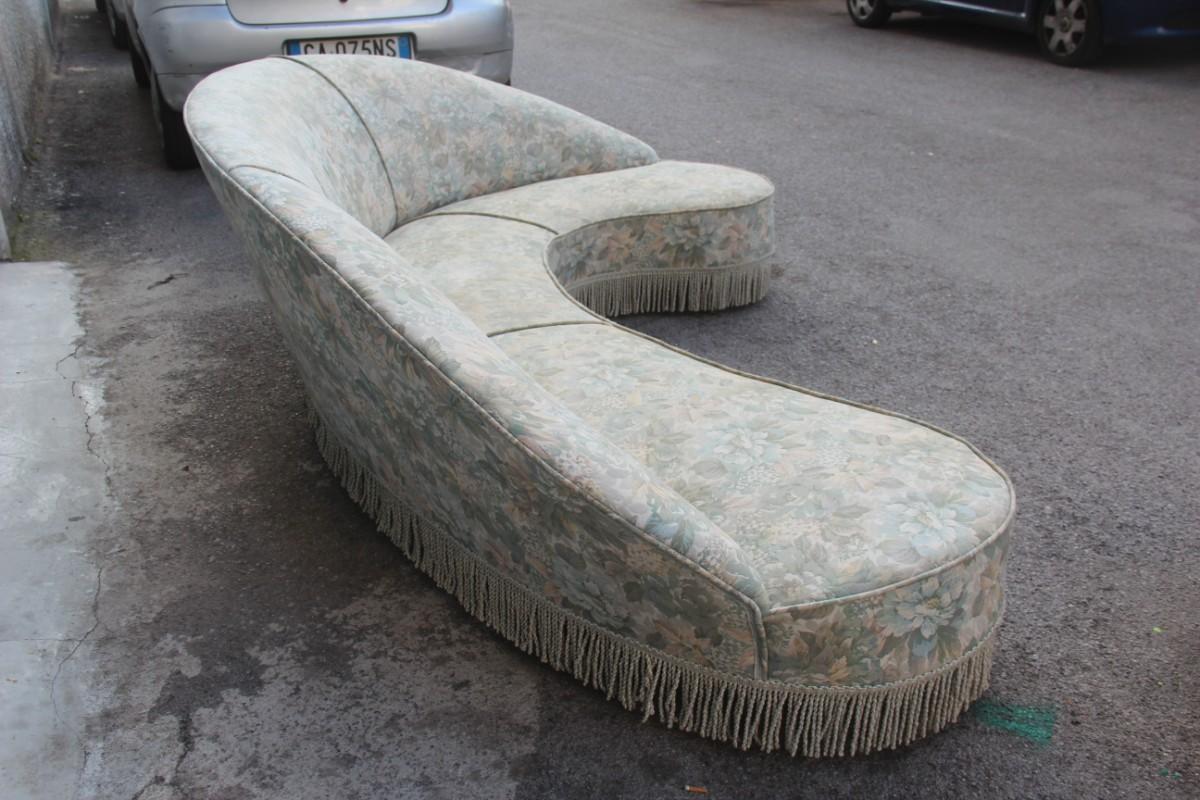 Curved midcentury boomerang Italian sofa design wood feet Federico Munari style.
For those who decide to buy it, we will do the lining work, you will have to choose the type of velvet and we will take care of it, time of lining about 15/20 working