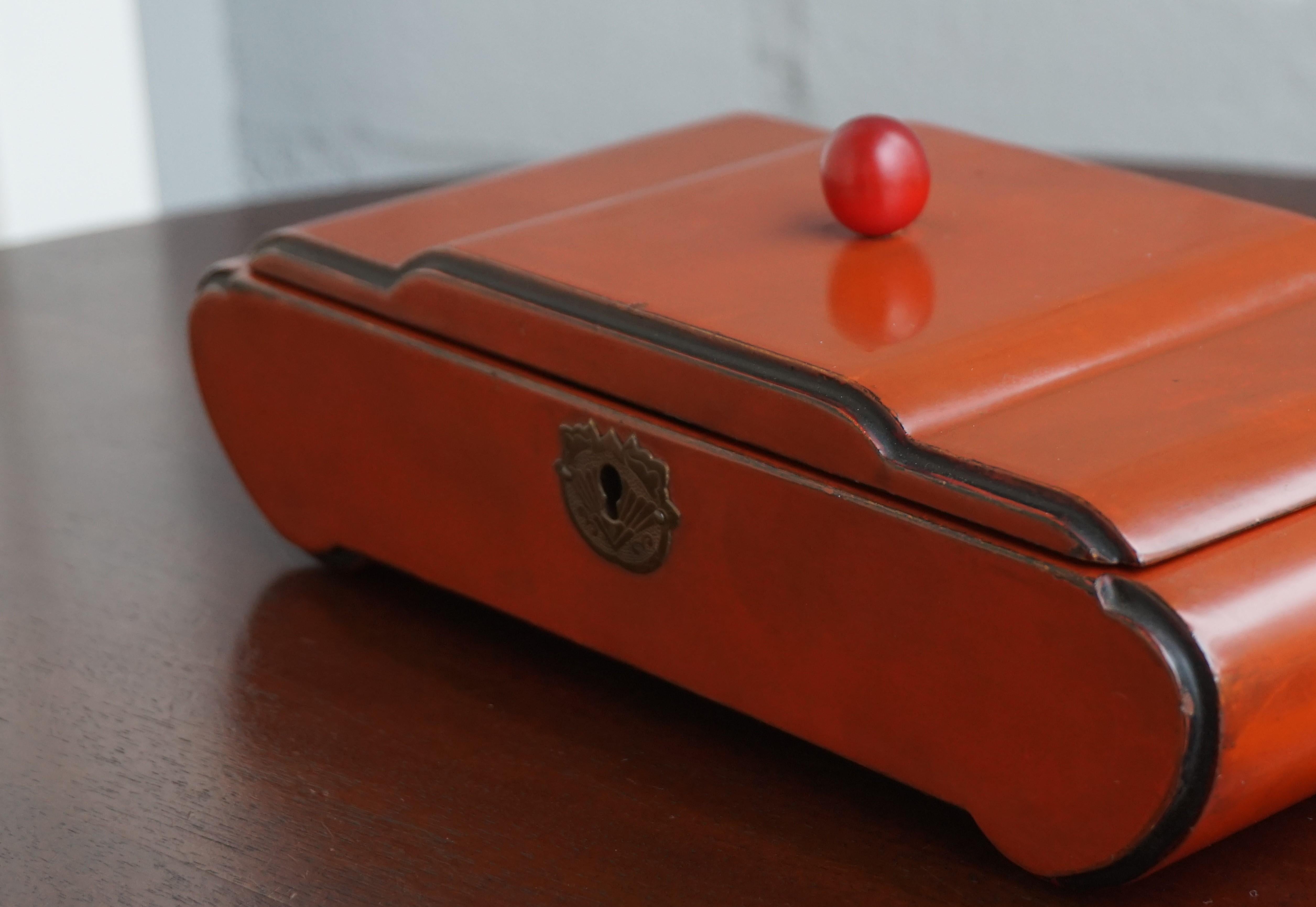 Great Design and Excellent Condition 1920s Red Lacquered Wooden Art Deco Box For Sale 5