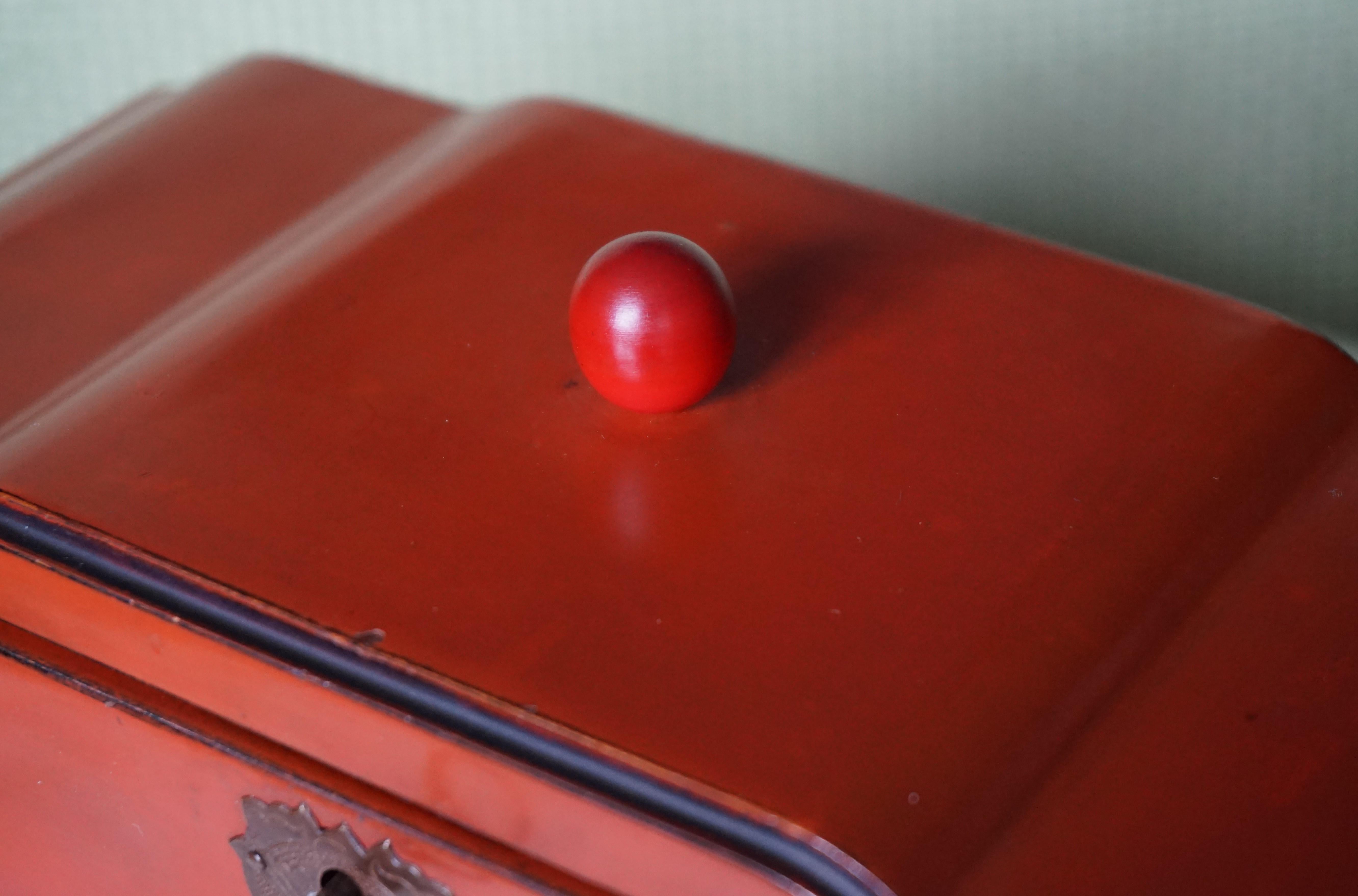 Great Design and Excellent Condition 1920s Red Lacquered Wooden Art Deco Box For Sale 6